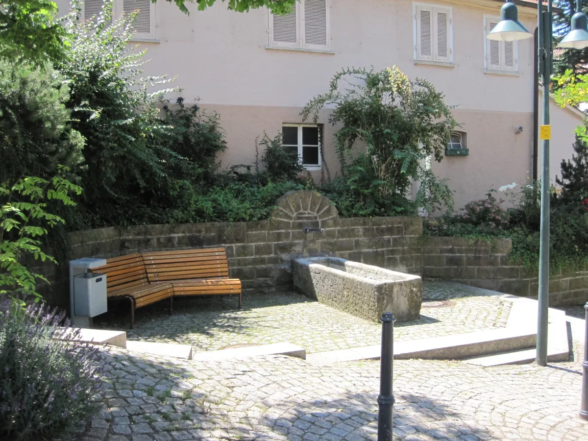 Photo showing: Brunnen im Ortskern von Großbettlingen