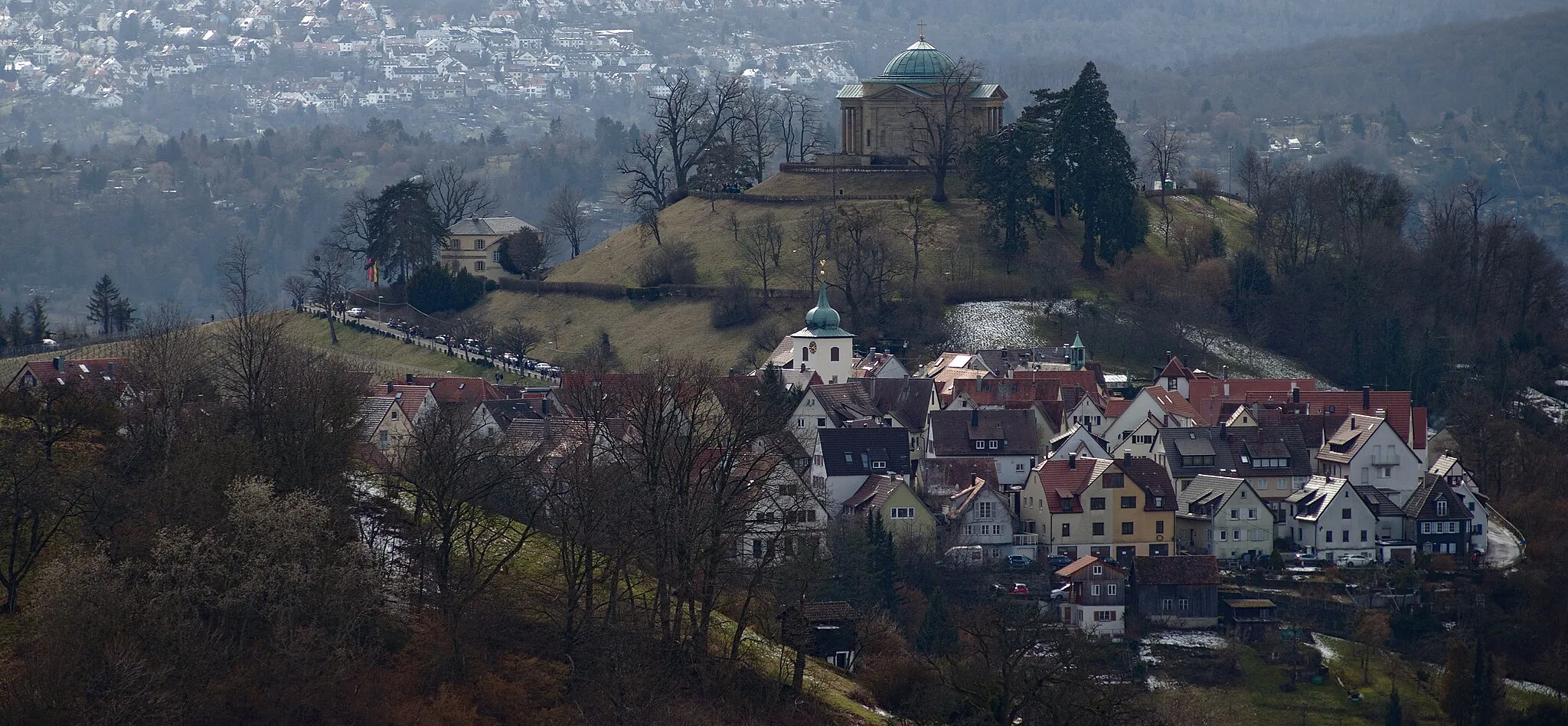 Photo showing: Stuttgart-Rotenberg mit der Rückseite der Grabkapelle auf dem Württemberg. Aufgenommen vom Kapellberg aus nordnordöstlicher Richtung