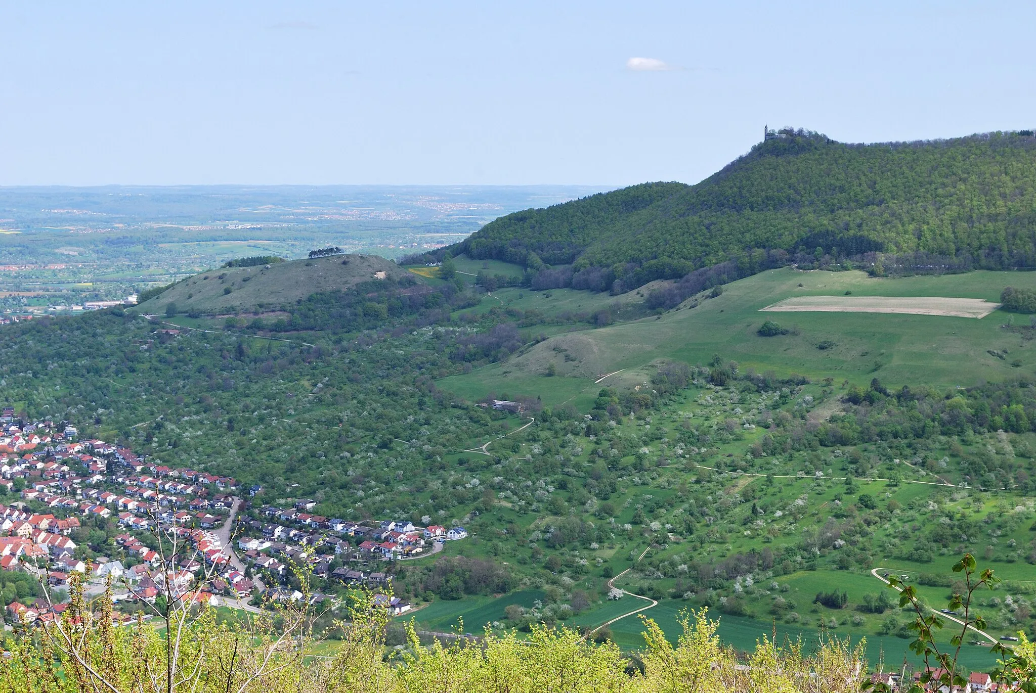 Photo showing: Owen and the castle Teck at the Albtrauf of the Swabian Alb in Baden-Württemberg.The mountain Teckberg and its smaller neighbour Hohenbol are both extinct volcanoes. Except for the meadow orchards on the slopes the area is protected as a Naturschutzgebiet.