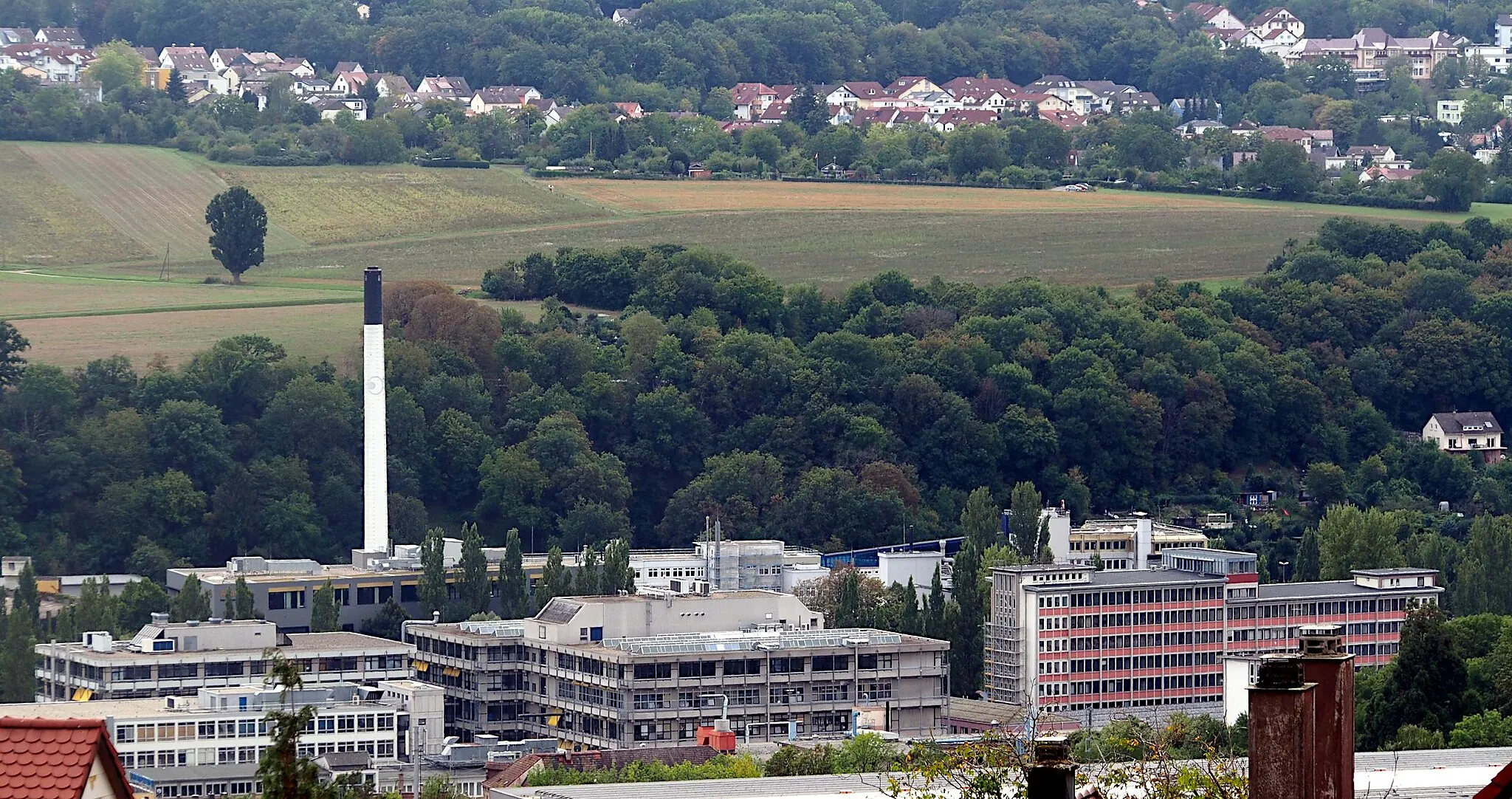 Photo showing: Die Baulichkeiten von Agosi und Witzenmann in Pforzheim, vom Wartberg gesehen