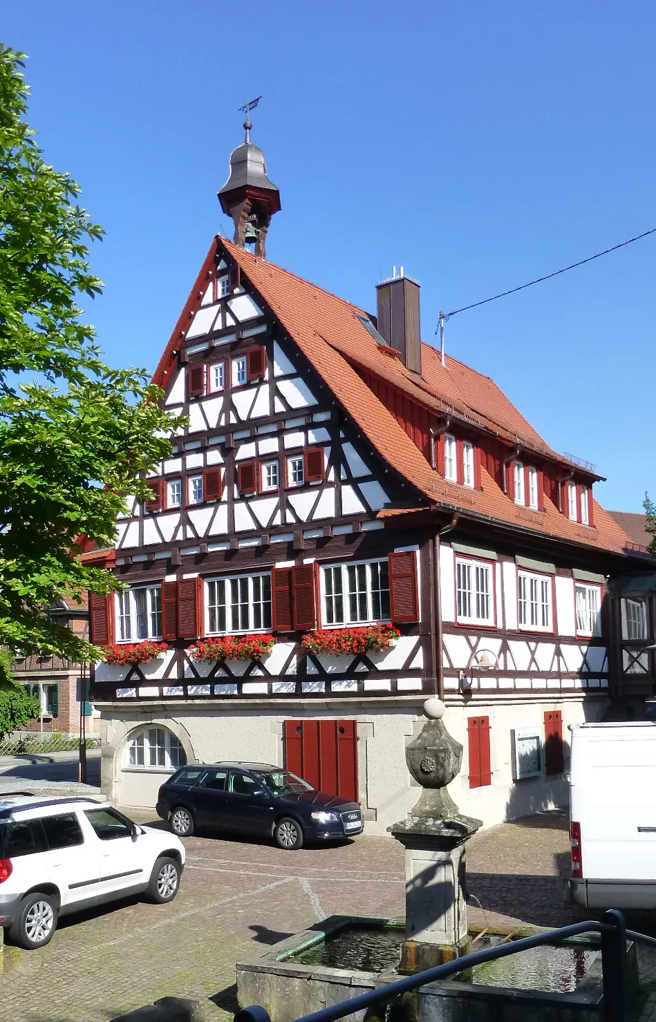 Photo showing: Weissach im Tal Timber house,(Old Town Hall) fountain in foreground, Baden-Wurtemberg, Germany.