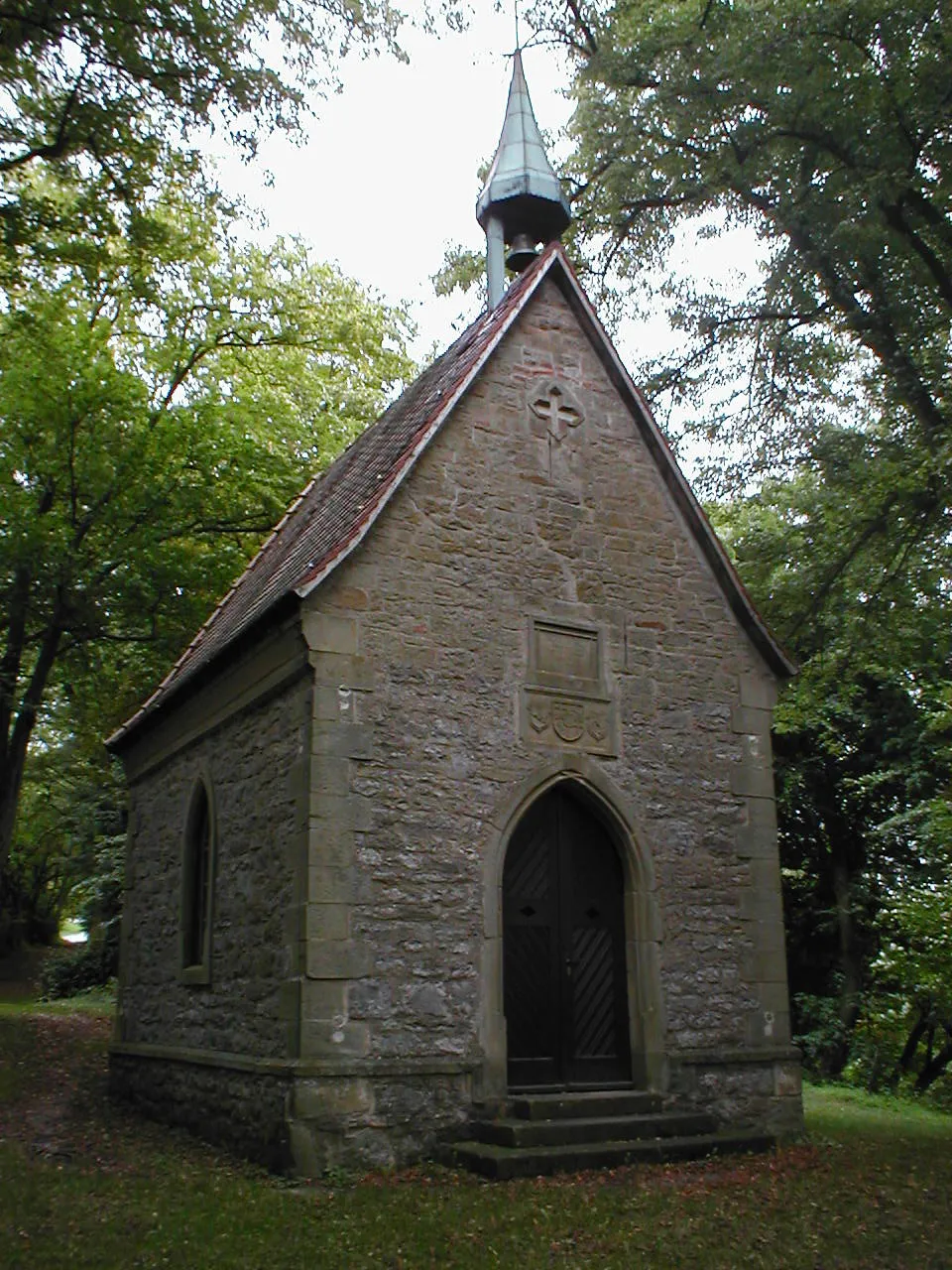 Photo showing: Kapelle auf dem Calvarienberg in Gundelsheim. "Kreuzkirchle", erbaut 1627 an der Straße von Gundelsheim nach Mosbach, an ihren heutigen Standort versetzt in der Mitte des 19. Jhd.