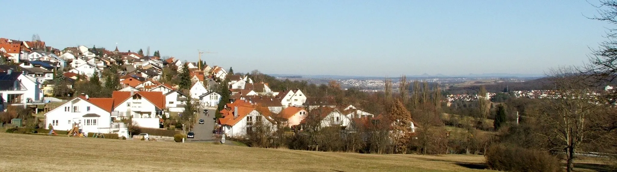 Photo showing: Blick aus Südwest auf Altenriet (links) und über den Neckar, Richtung Nürtingen und Schwäbische Alb.