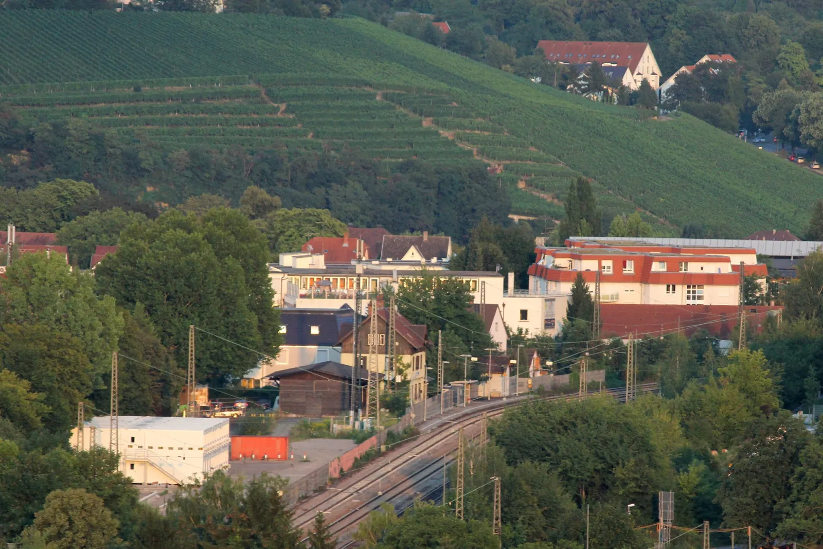 Photo showing: Muenster regional train station in the north of Stuttgart, Germany, seen from Schnarrenberg vineyards.