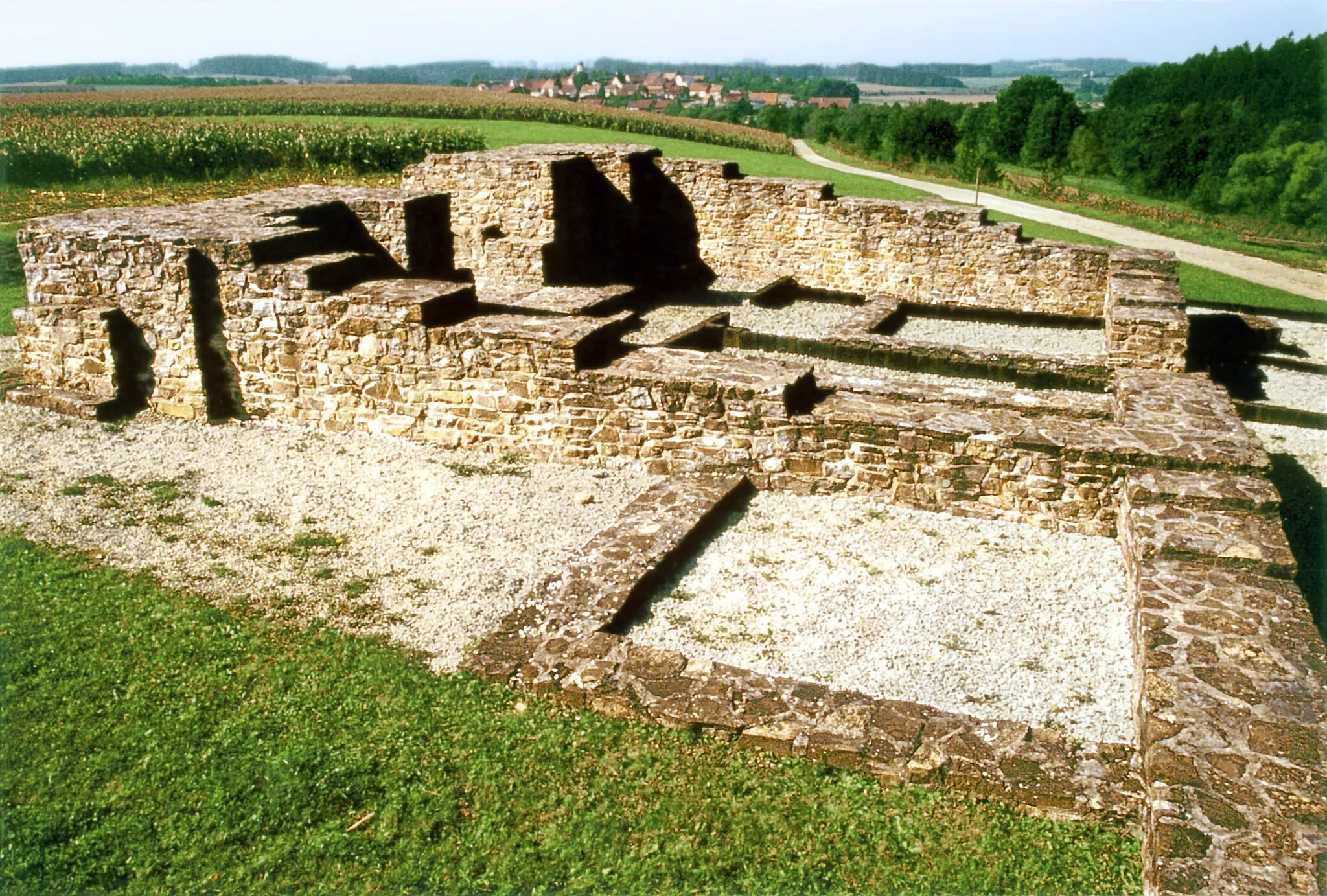 Photo showing: Das restaurierte Limestor bei Dalkingen mit seinen fünf Ausbauphasen. Die mächtige Torfront wurde aus Anlaß des Limesbesuchs von Kaiser Caracalla 213 errichtet.