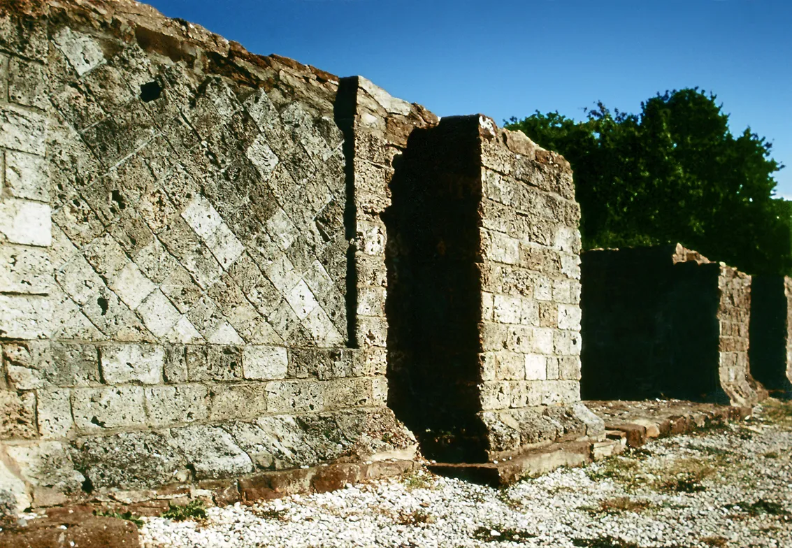 Photo showing: Das restaurierte Limestor bei Dalkingen mit seinen fünf Ausbauphasen. Die mächtige Torfront wurde aus Anlaß des Limesbesuchs von Kaiser Caracalla 213 errichtet.