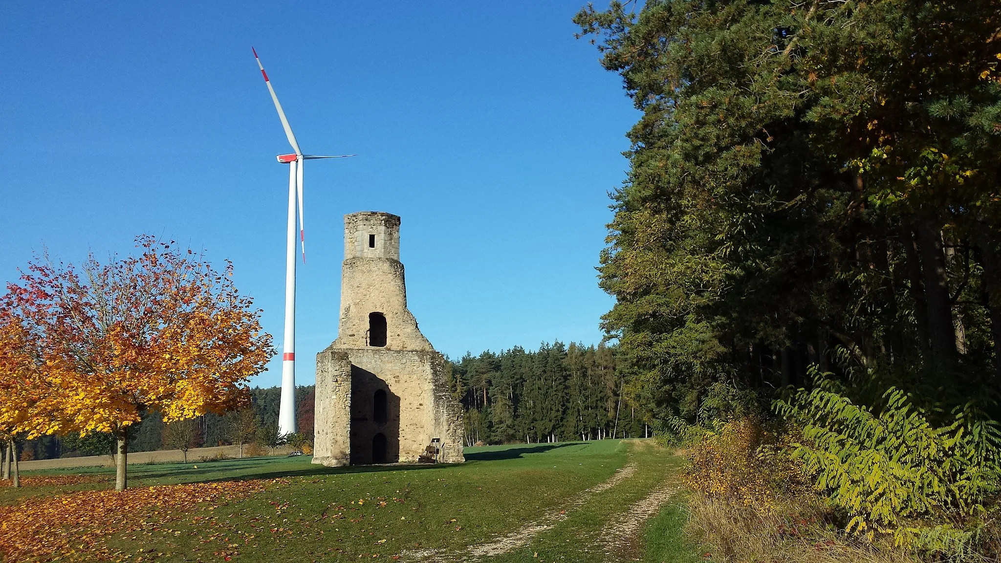 Photo showing: Church ruin namend "Zirkelkappl" near Dentlein am Forst, Bavaria, Germany