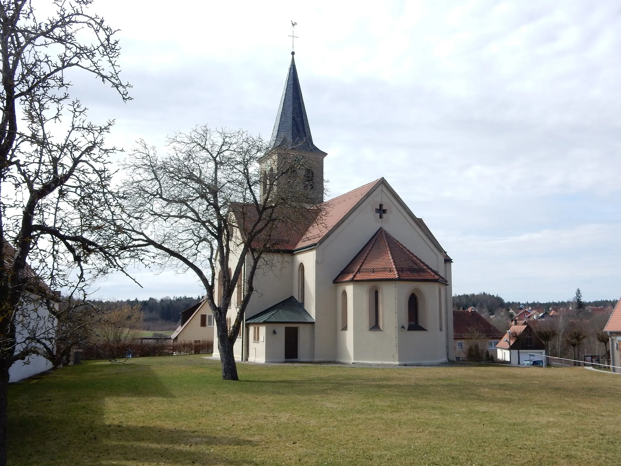 Photo showing: Klosterhofgasse 5 Evangelisch-lutherische Pfarrkirche St. Ursula Kreuzförmiger Satteldachbau im historisierenden Stil, 1863, eingezogener Polygonalchor und Westturm mit Spitzdach spätgotisch, 15. Jahrhundert; mit Ausstattung D-5-71-132-2