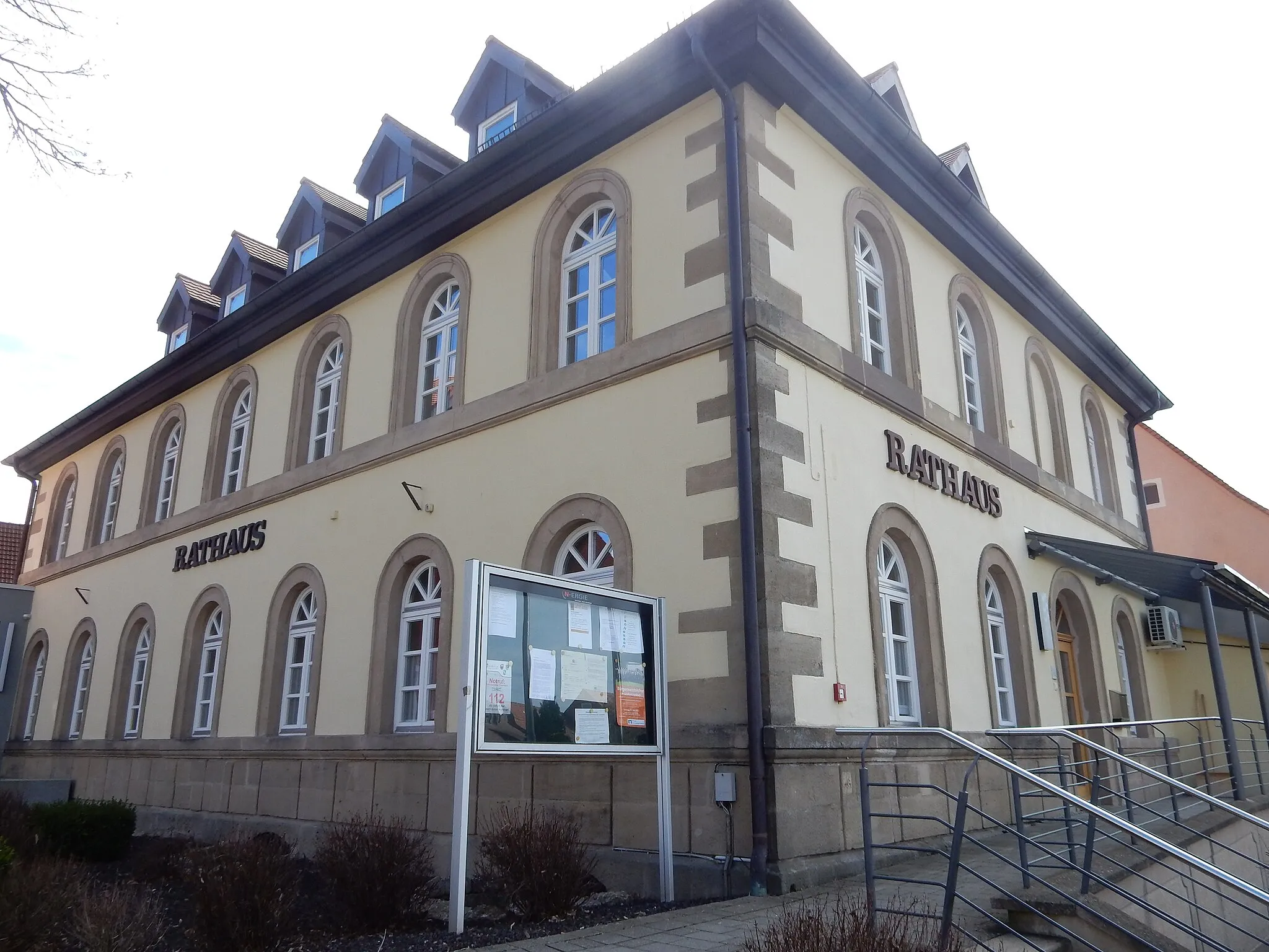 Photo showing: Rathausplatz 1 Ehemalige Schule, jetzt Rathaus Zweigeschossiger Walmdachbau mit Fassadengliederung im Maximiliansstil, 1842 D-5-71-132-3