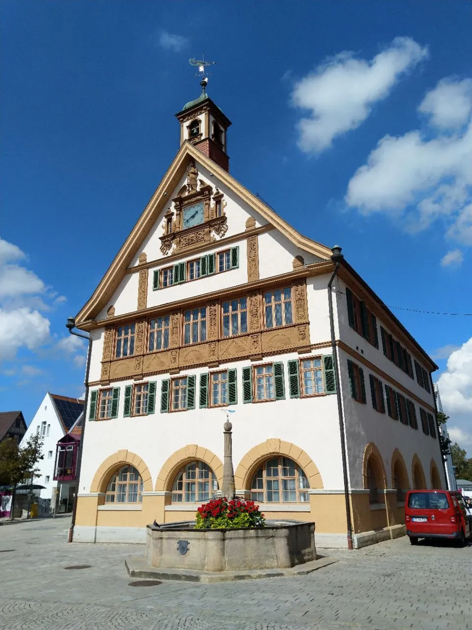 Photo showing: Noch kein Outlet-Shop: das im Kern von 1668 stammende alte Rathaus in Metzingen