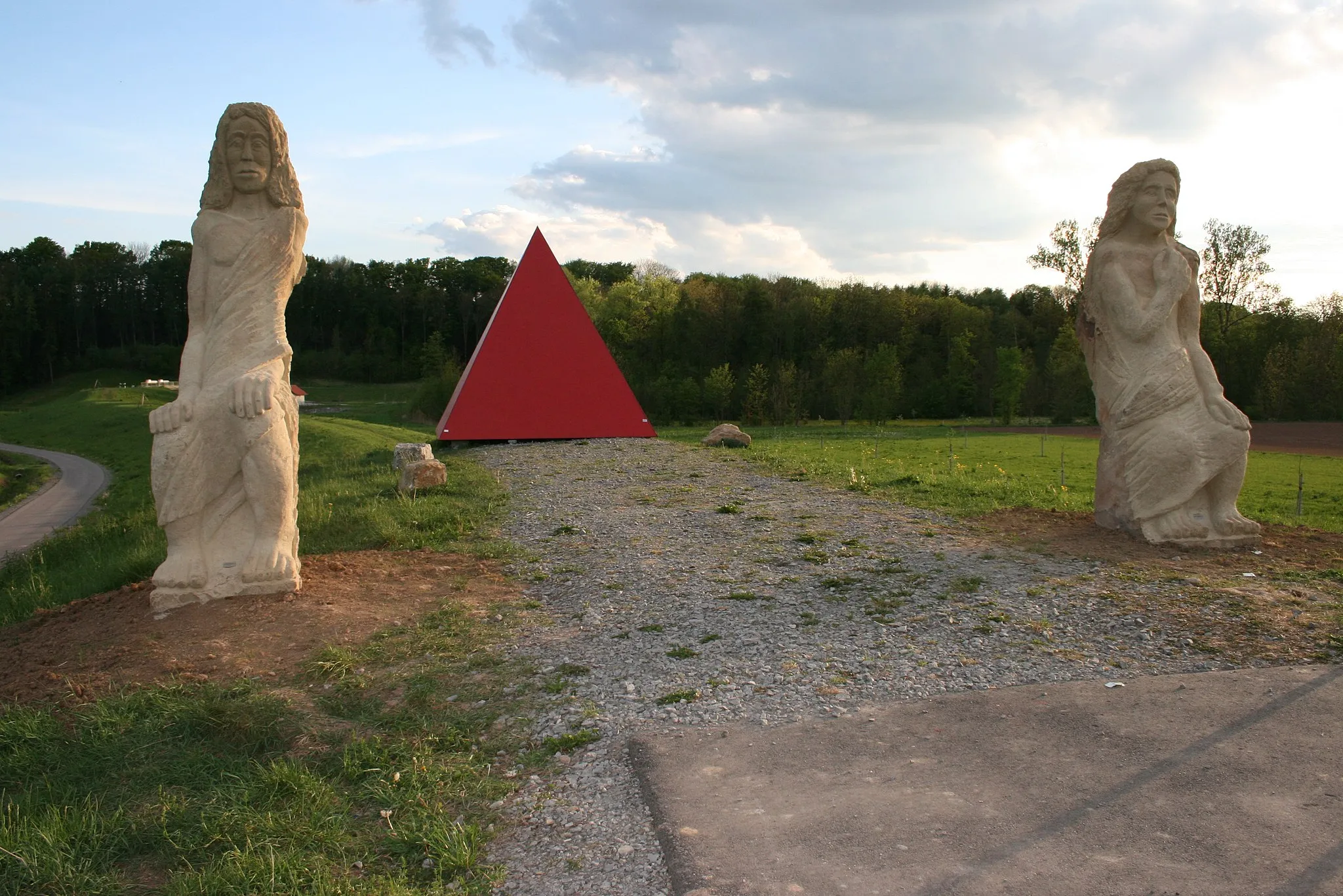 Photo showing: Ägyptische Pyramide, karminrot, von Hans A. Graef und die Zwei Riesen von Wolfgang Steck , Landart Bretzfeld 2012, Kunst am Brettachtal Radweg