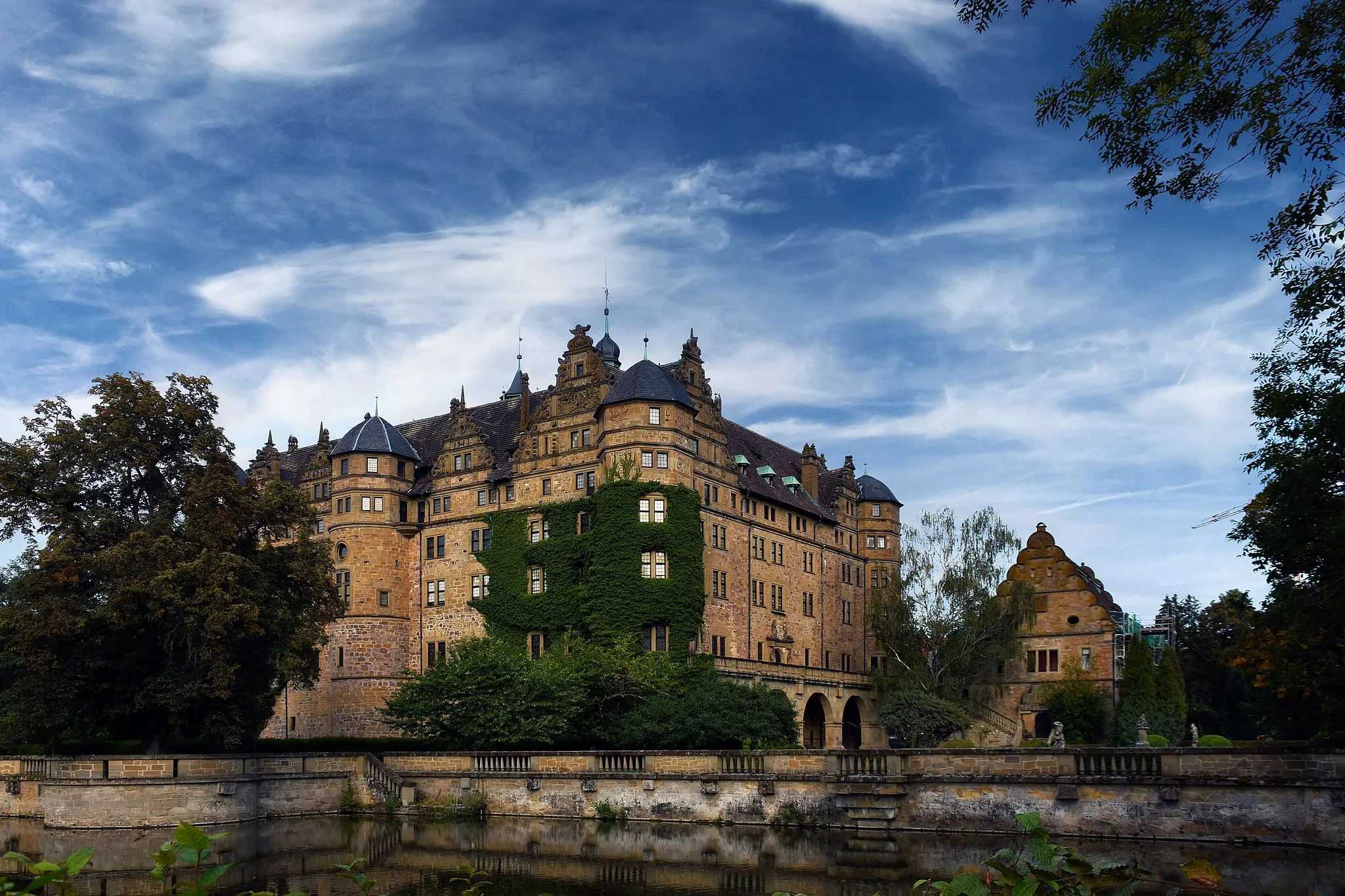 Photo showing: Im Schloss Neuenstein befindet sich u. a. das Hohenlohe-Zentralarchiv, das Eigentum der verschiedenen Linien der ehemaligen Fürsten von Hohenlohe ist, aber vom Land Baden-Württemberg verwaltet wird und öffentlich zugänglich ist.