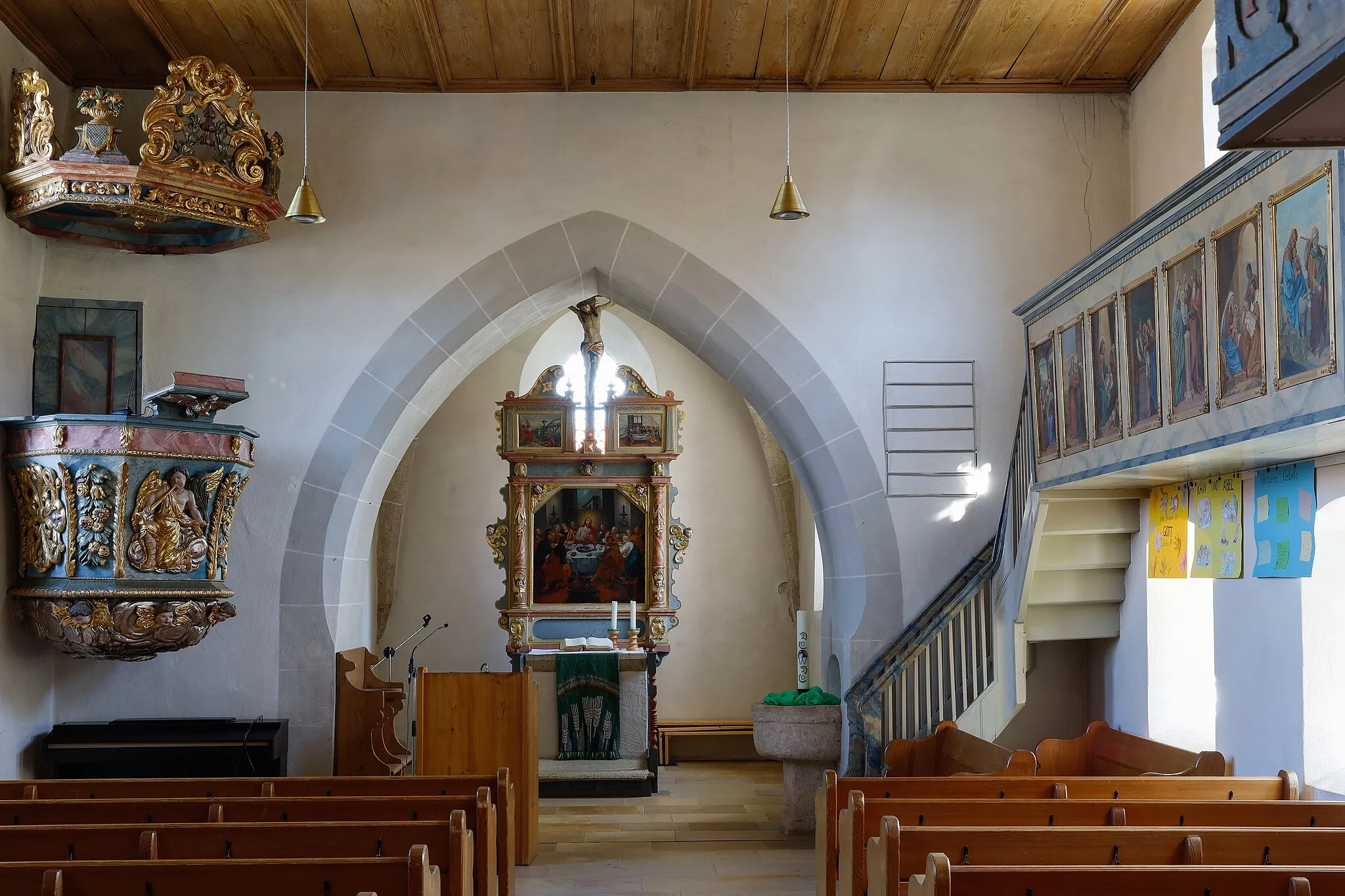 Photo showing: Innenansicht vom Kirchenschiff in den Altarraum unter dem Chorturm, nach Osten blickend. Rechts befindet sich die Empore an der Südwand.