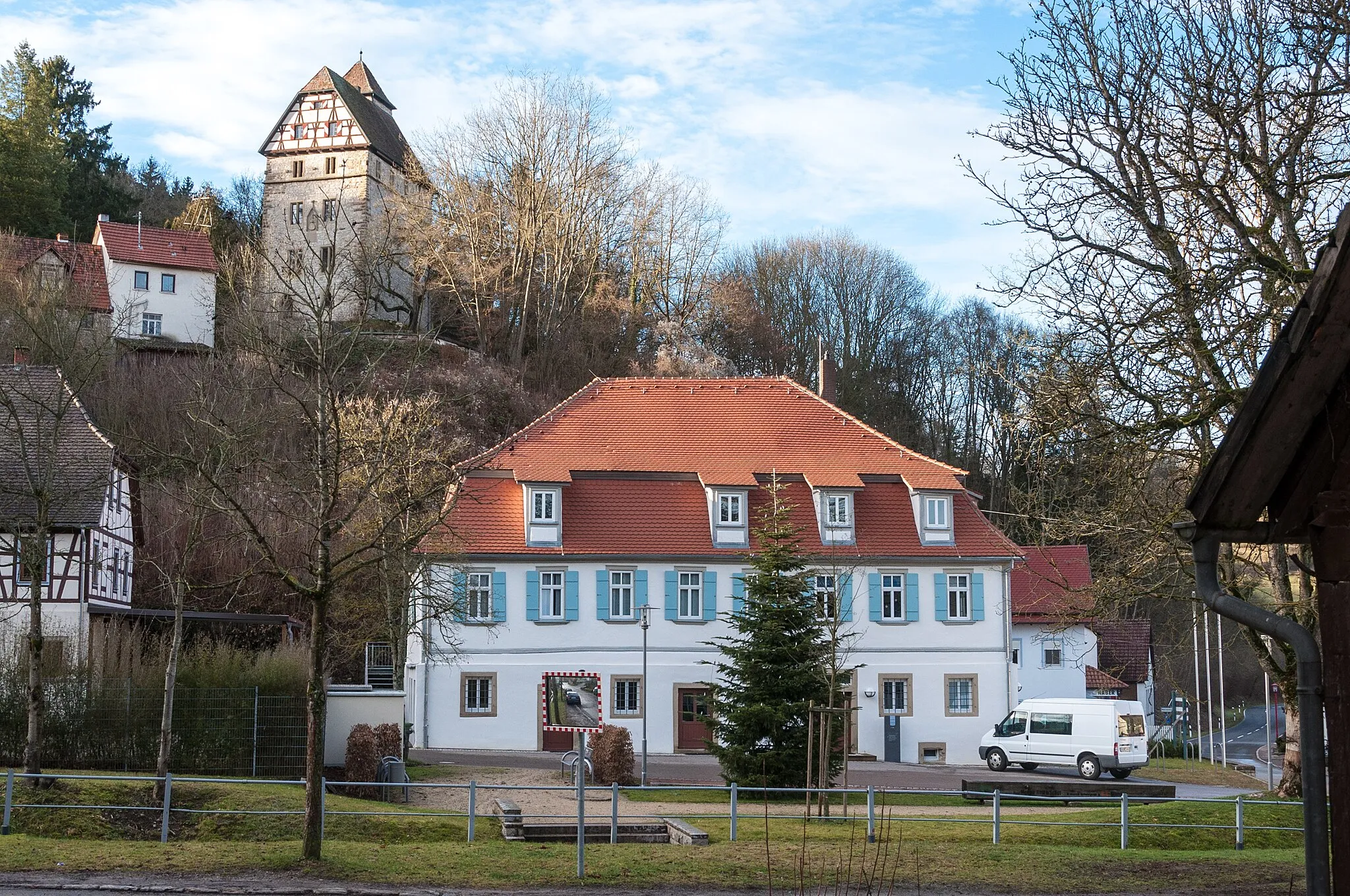 Photo showing: Sicht aus der Nähe der ehemaligen Gaststätte Ochsen auf Herrenhaus und Burg Buchenbach im Mulfinger Ortsteil Buchenbach in Baden-Württemberg.