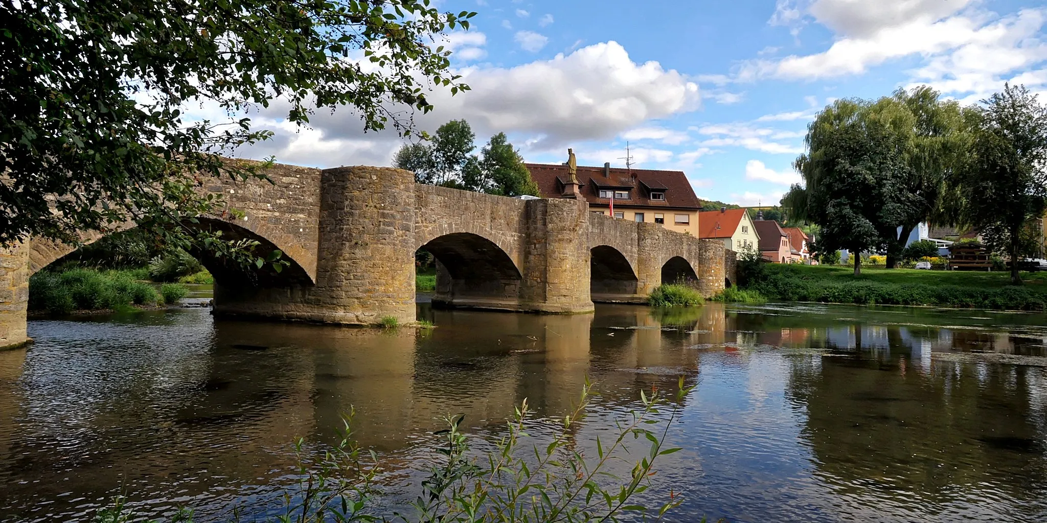 Photo showing: Tauberrettersheim with the bridge of Balthasar Neumann.