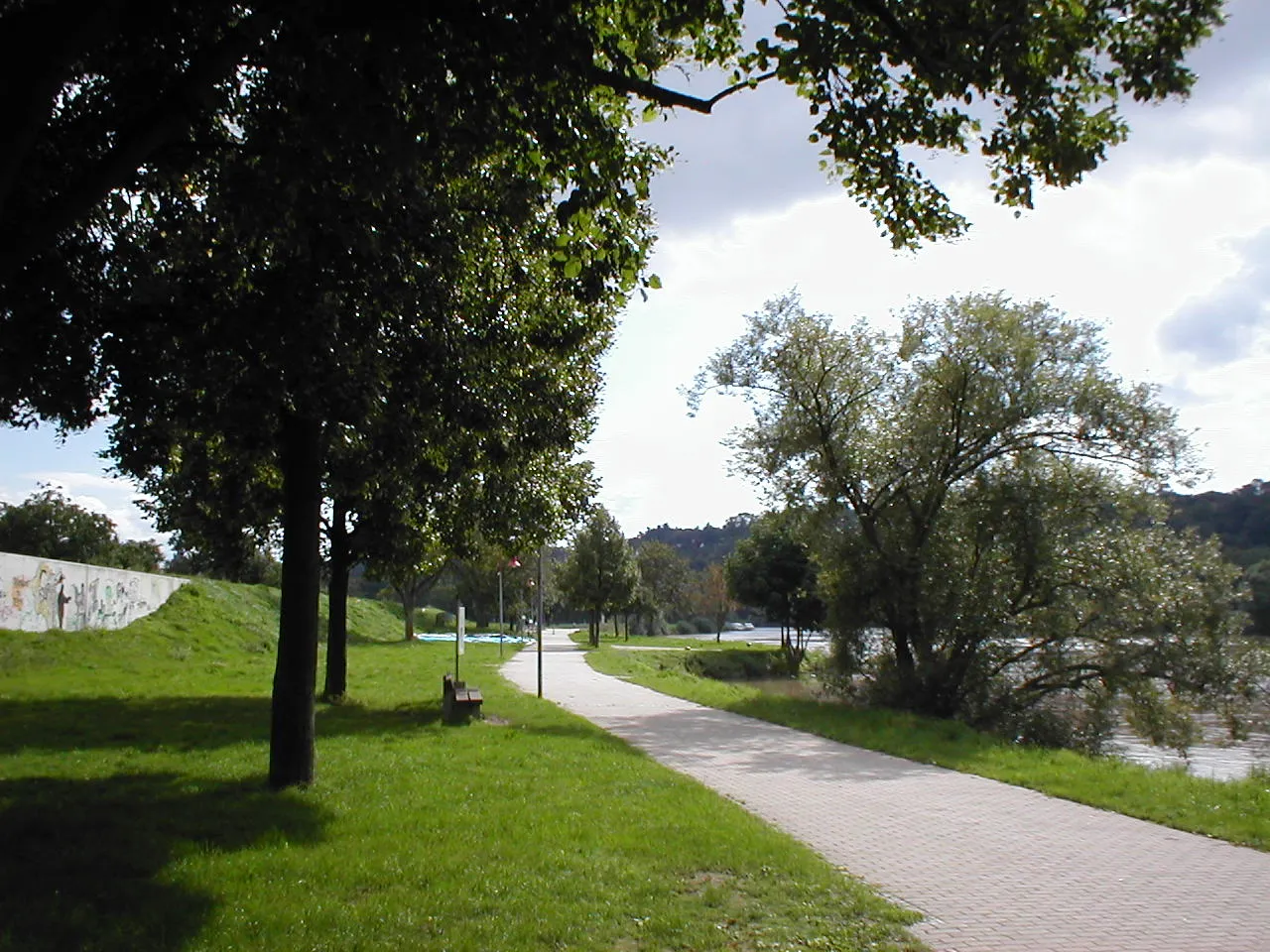 Photo showing: Neckarpromenade in Offenau, links der Hochwasserschutzdamm, der den Ort vor dem regelmäßigen Neckarhochwasser schützen soll