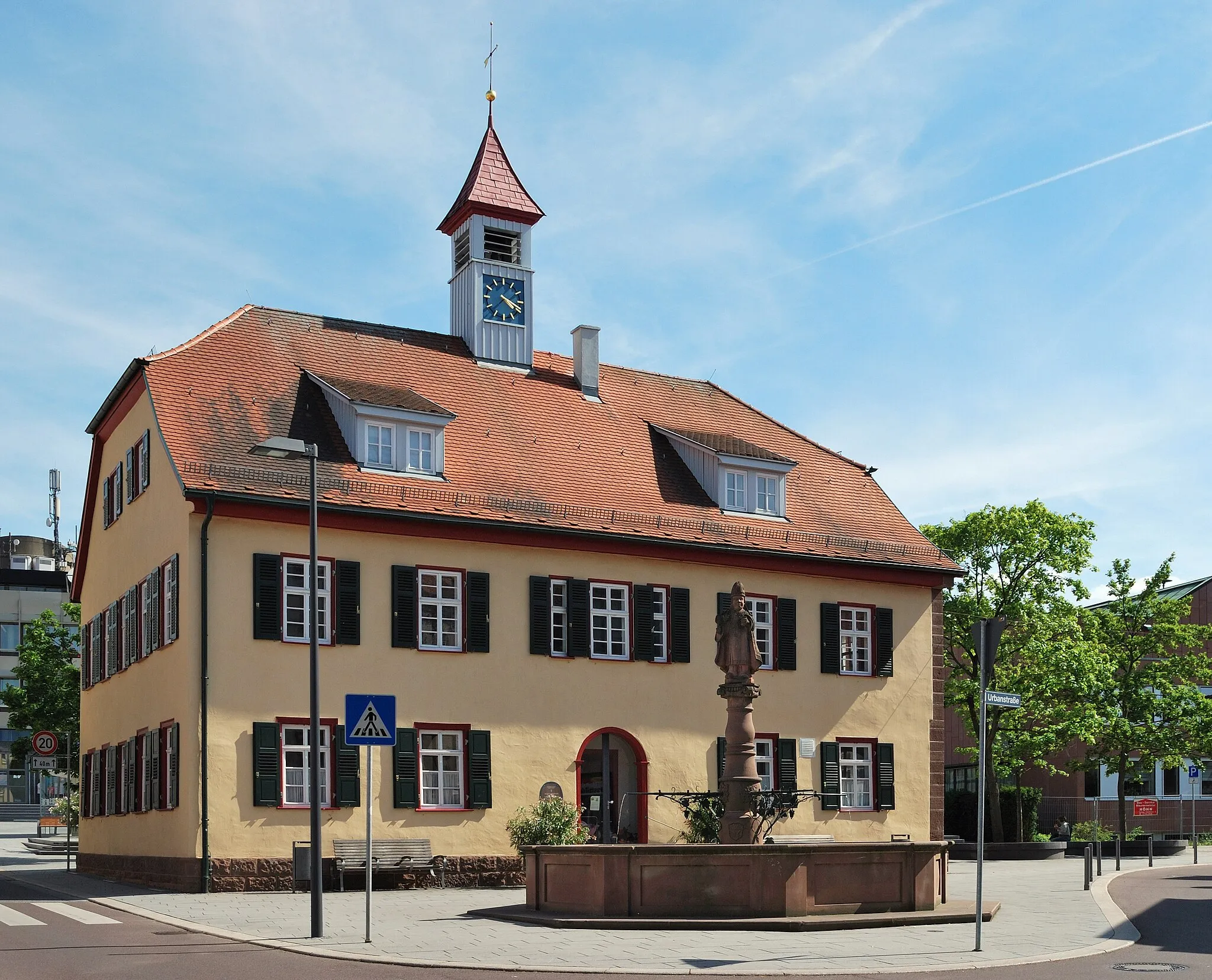 Photo showing: The Old Town Hall in Gerlingen in Southern Germany with the Urban-well. Urban is the patron saint of the wine-dressers.