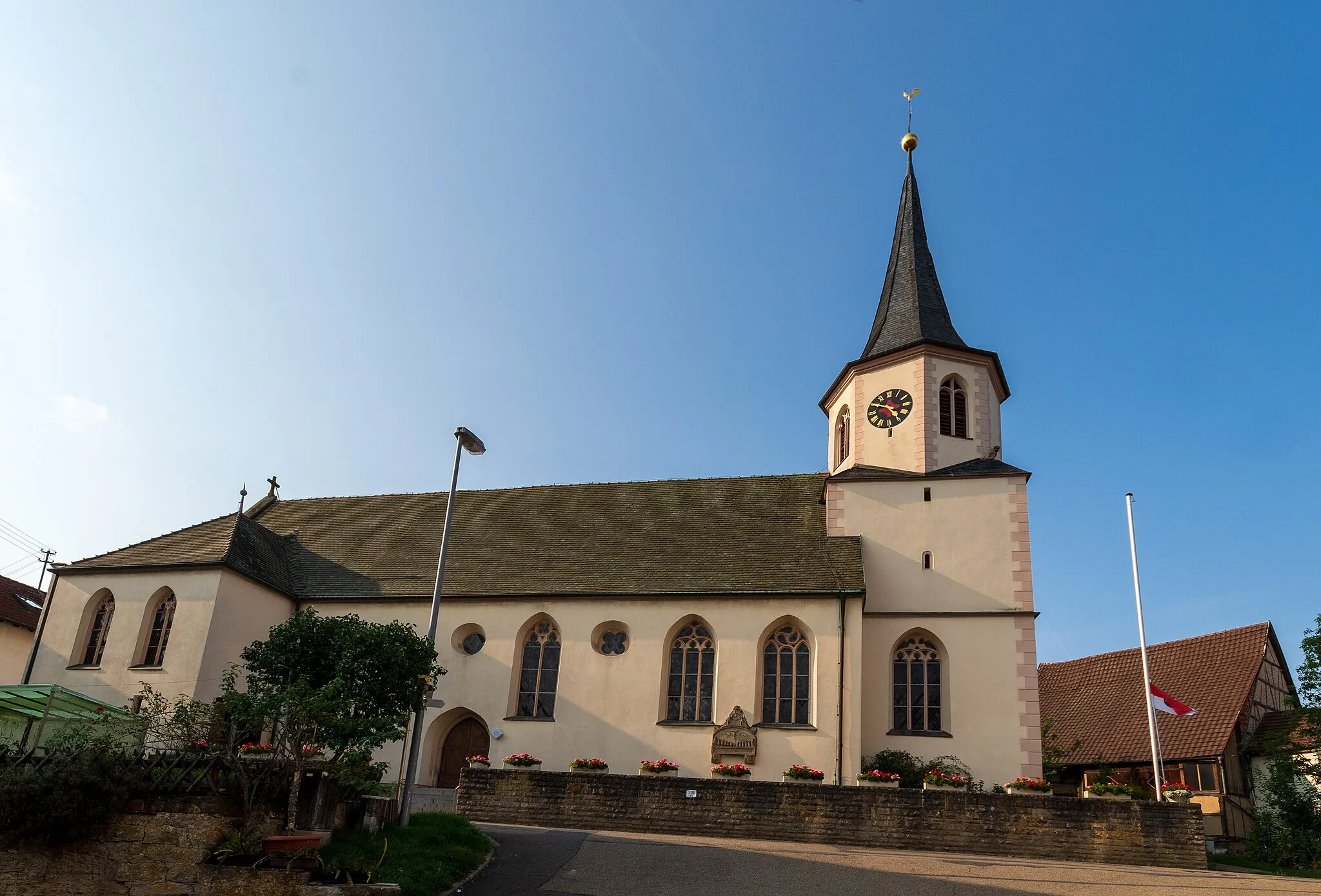 Photo showing: Pfarrkirche St. Johann im Krautheimer Ortsteil Gommersdorf aus südlicher Richtung gesehen.