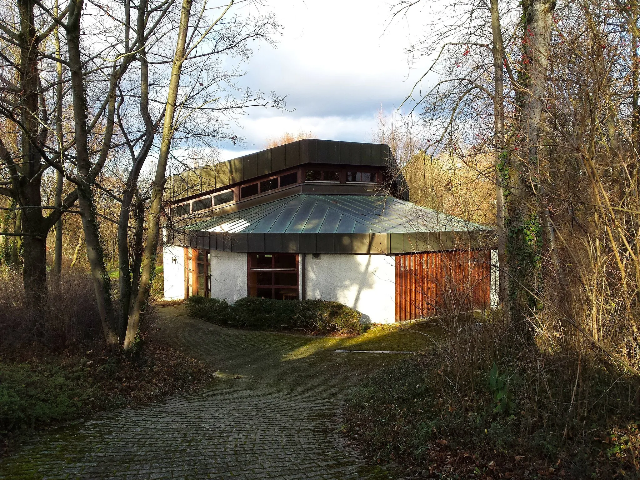 Photo showing: Aussegnungshalle auf dem Friedhof Aichelberg