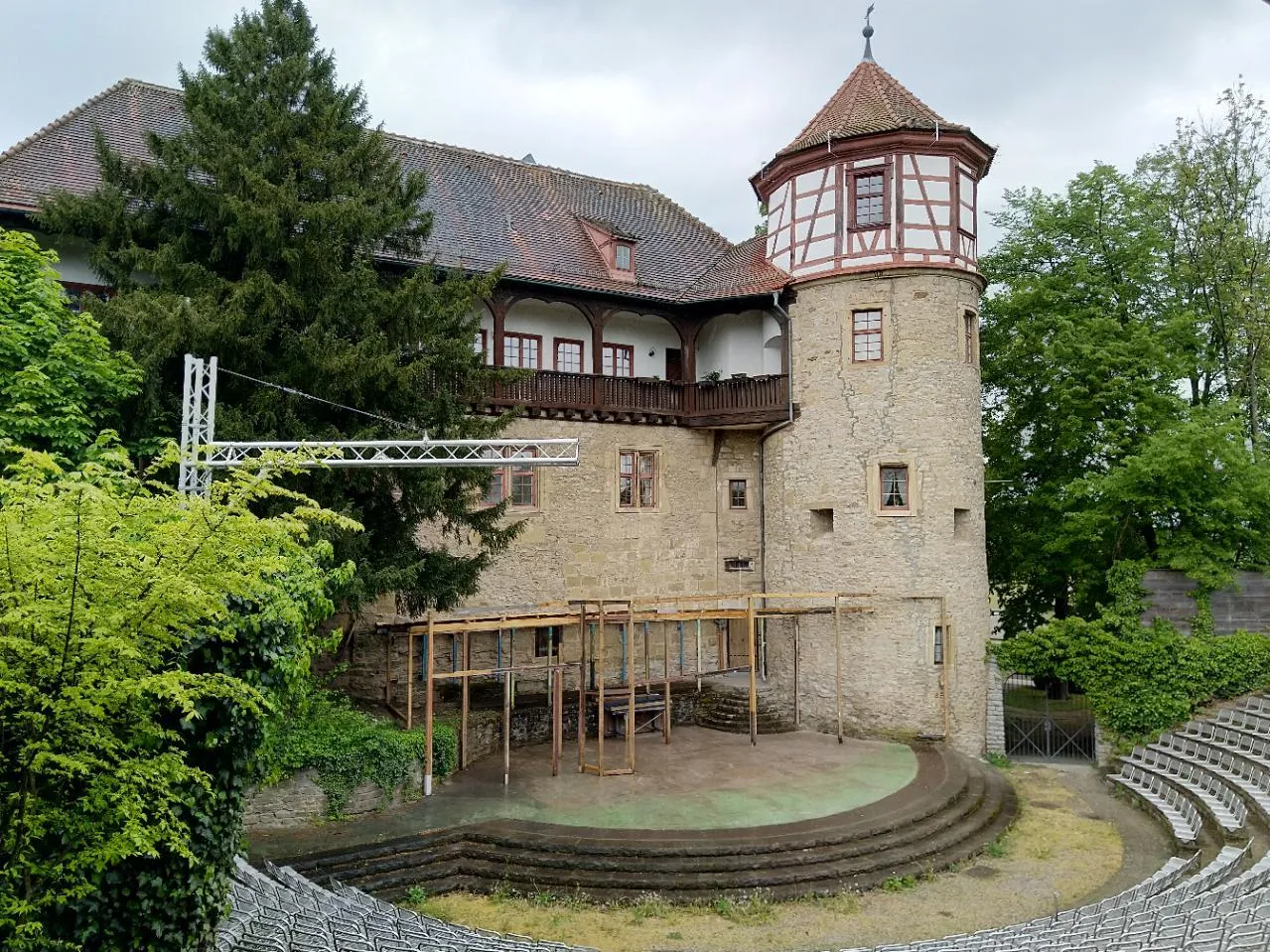 Photo showing: Liegt direkt am Stadtgraben, das Schloß in Neustadt am Kocher: dort wird auf der Freilichttribüne Theater gespielt