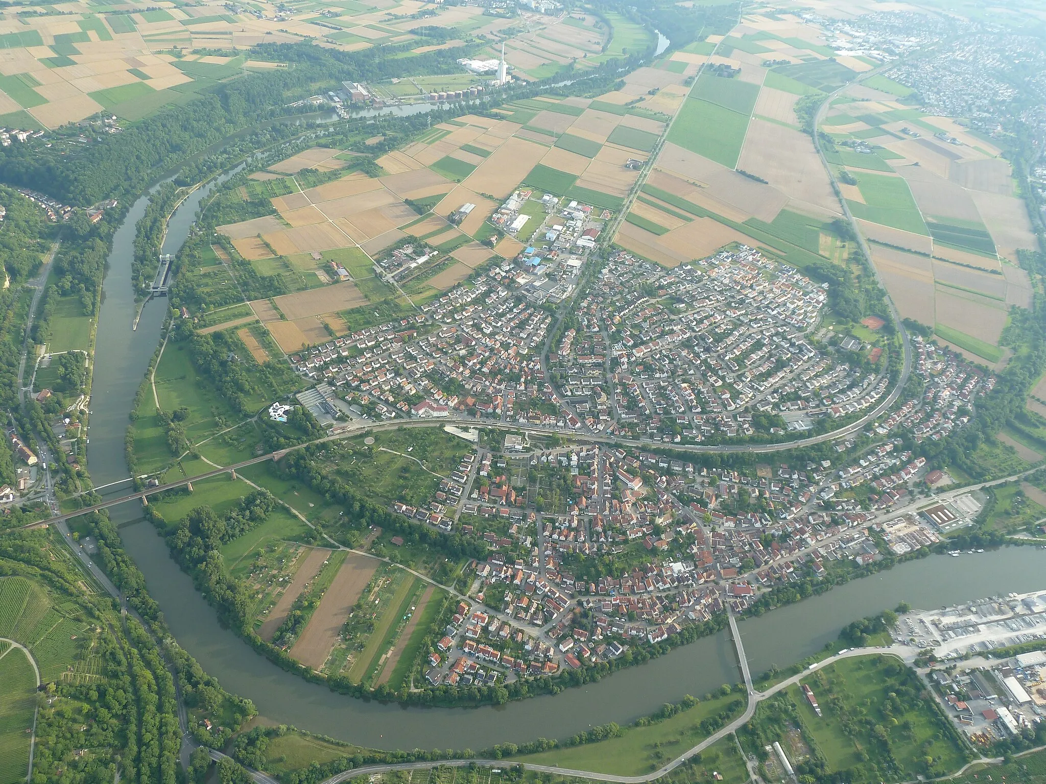 Photo showing: Benningen am Neckar aus der Luft