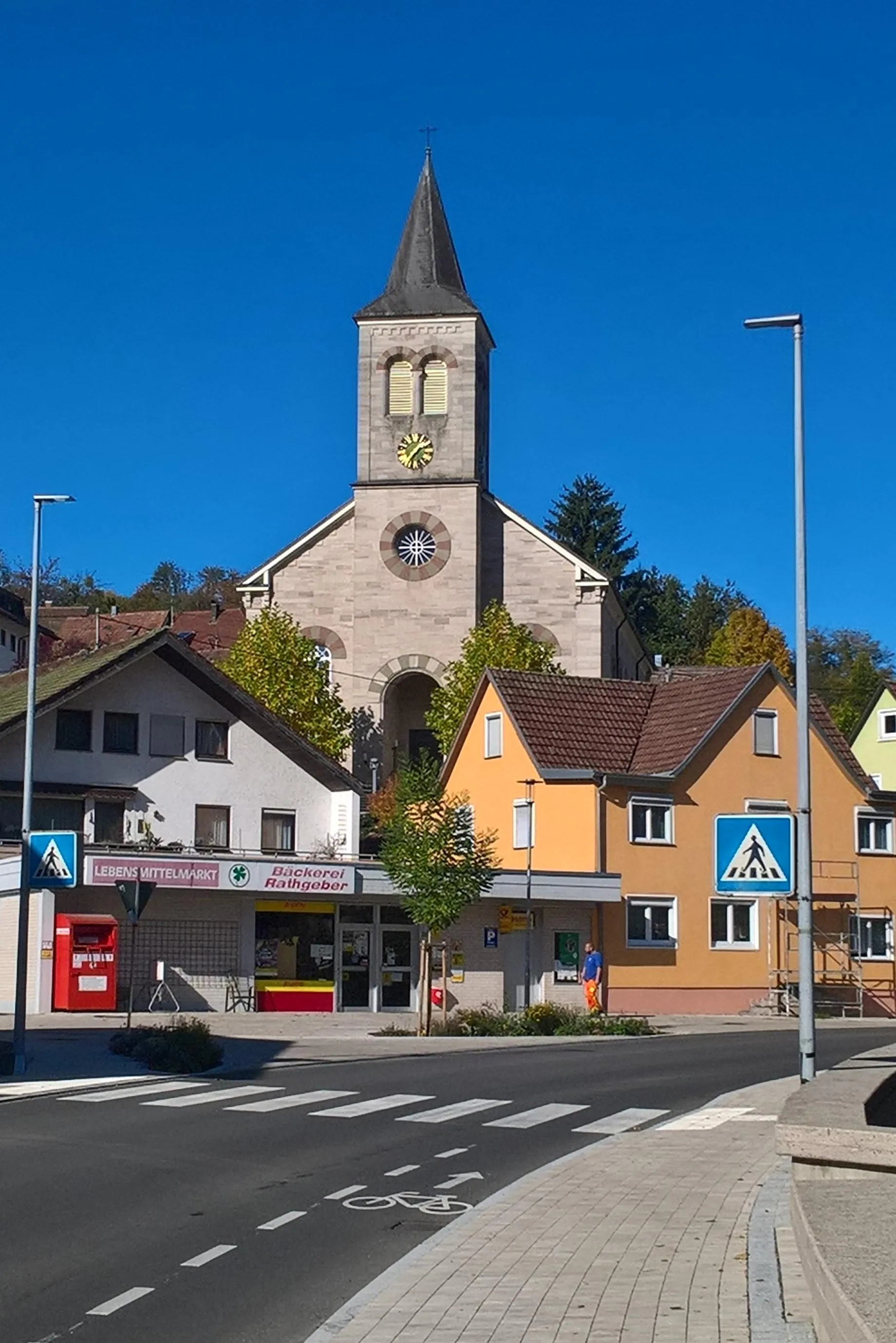Photo showing: Blick von der Sulzbacher Straße in Richtung Kirche.
