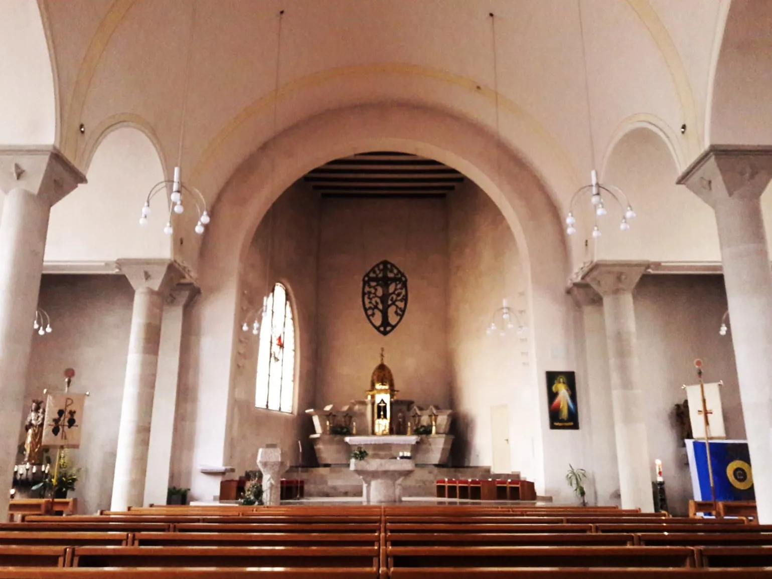 Photo showing: Heilig-Kreuz-Kirche in Hüttlingen, Blick zur Apsis des Erweiterungsbaues mit Hochaltar