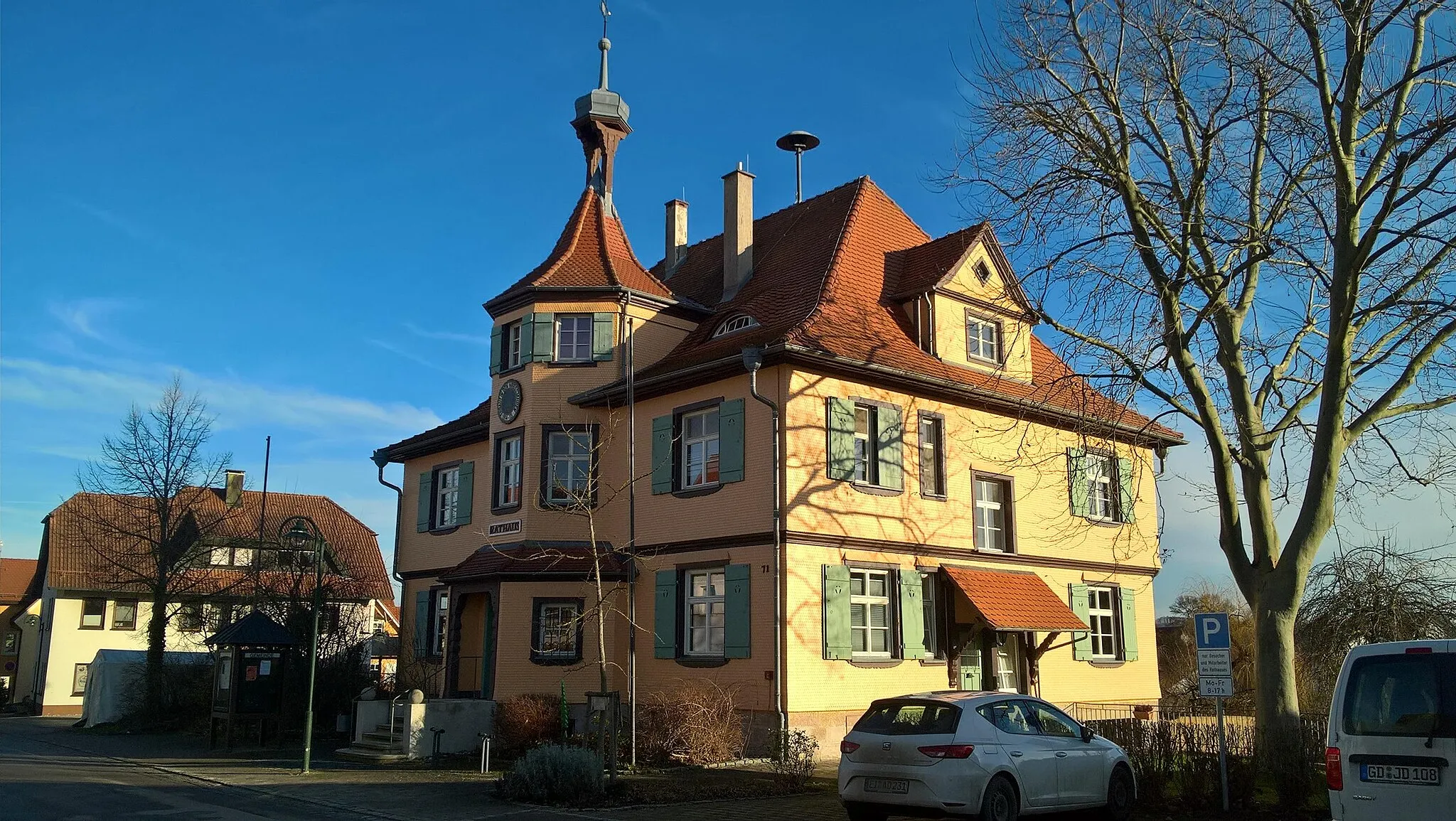 Photo showing: mit schönem Türmchen und Fledermausgauben.