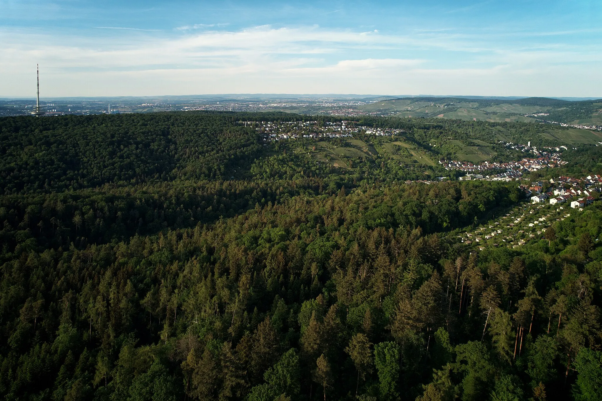 Photo showing: Blick auf den Stuttgarter Fernmeldeturm und die Stadtteile Frauenkopf und Rohracker. Blick aus südwestlicher Richtung.