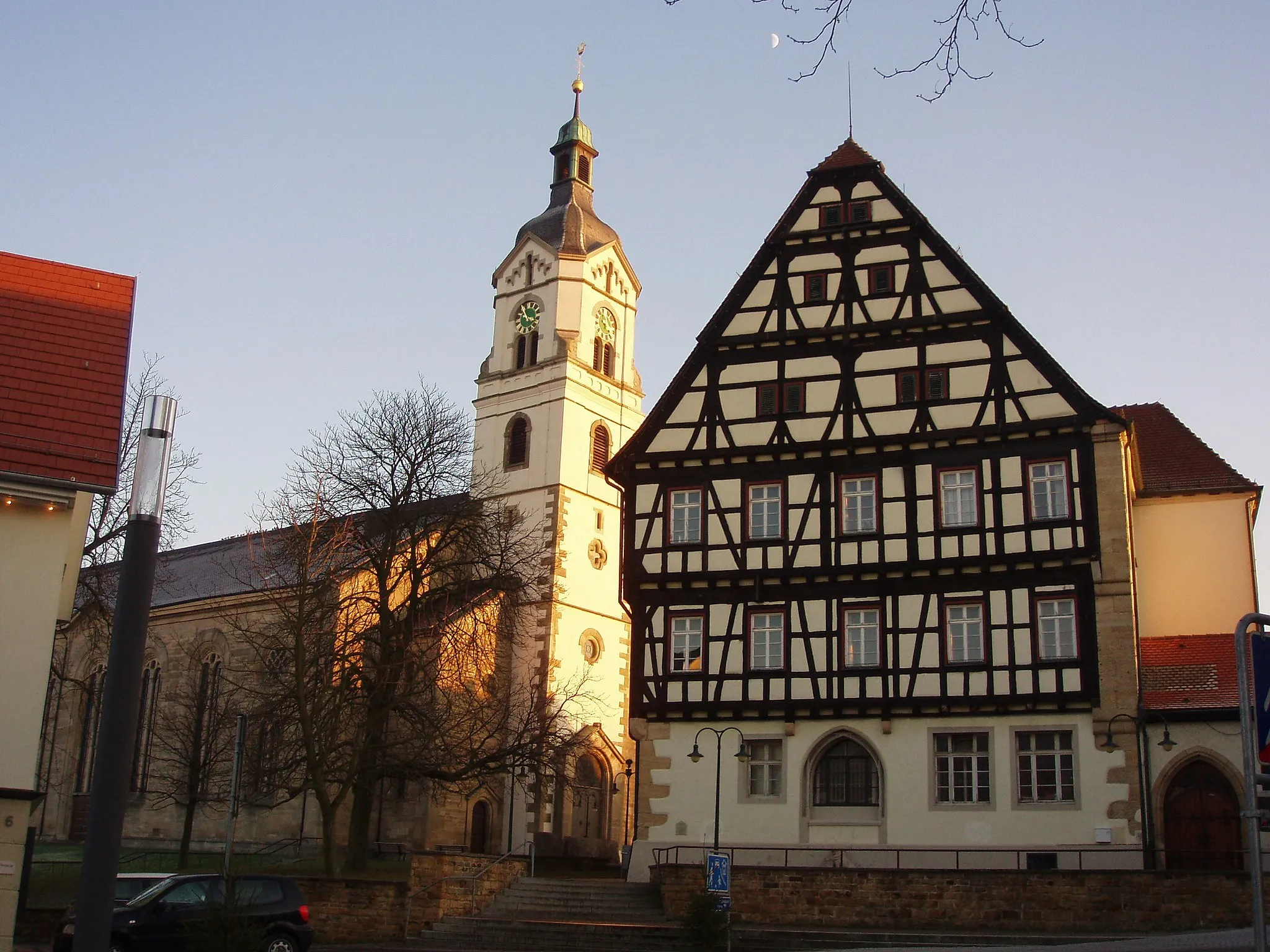 Photo showing: Neuhausen auf den Fildern, St. Peter und Paul mit dem oberen Schloss der Herren von Neuhausen, erbaut im Jahre 1518