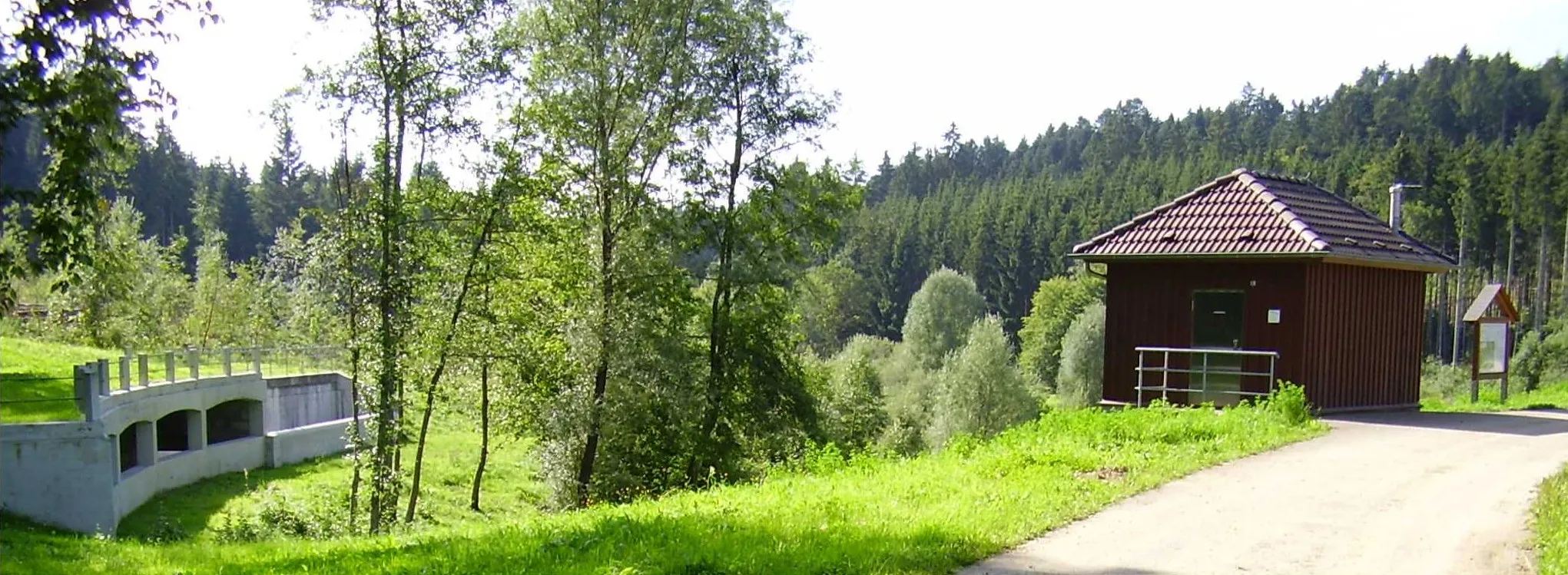 Photo showing: Hochwasserrückhaltebecken mit Überlauf in der Nähe von Täferrot, Baden Württemberg, Deutschland