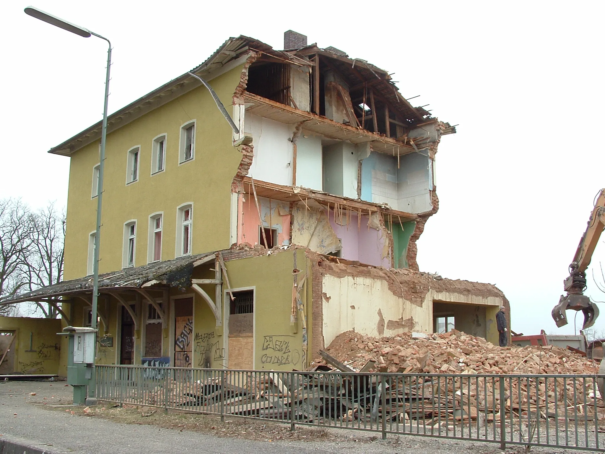 Photo showing: Abriss des Gebäudes - dort entsteht ein Drogeriemarkt, eine neue Bahnhaltestelle ist unmittelbar daneben geplant