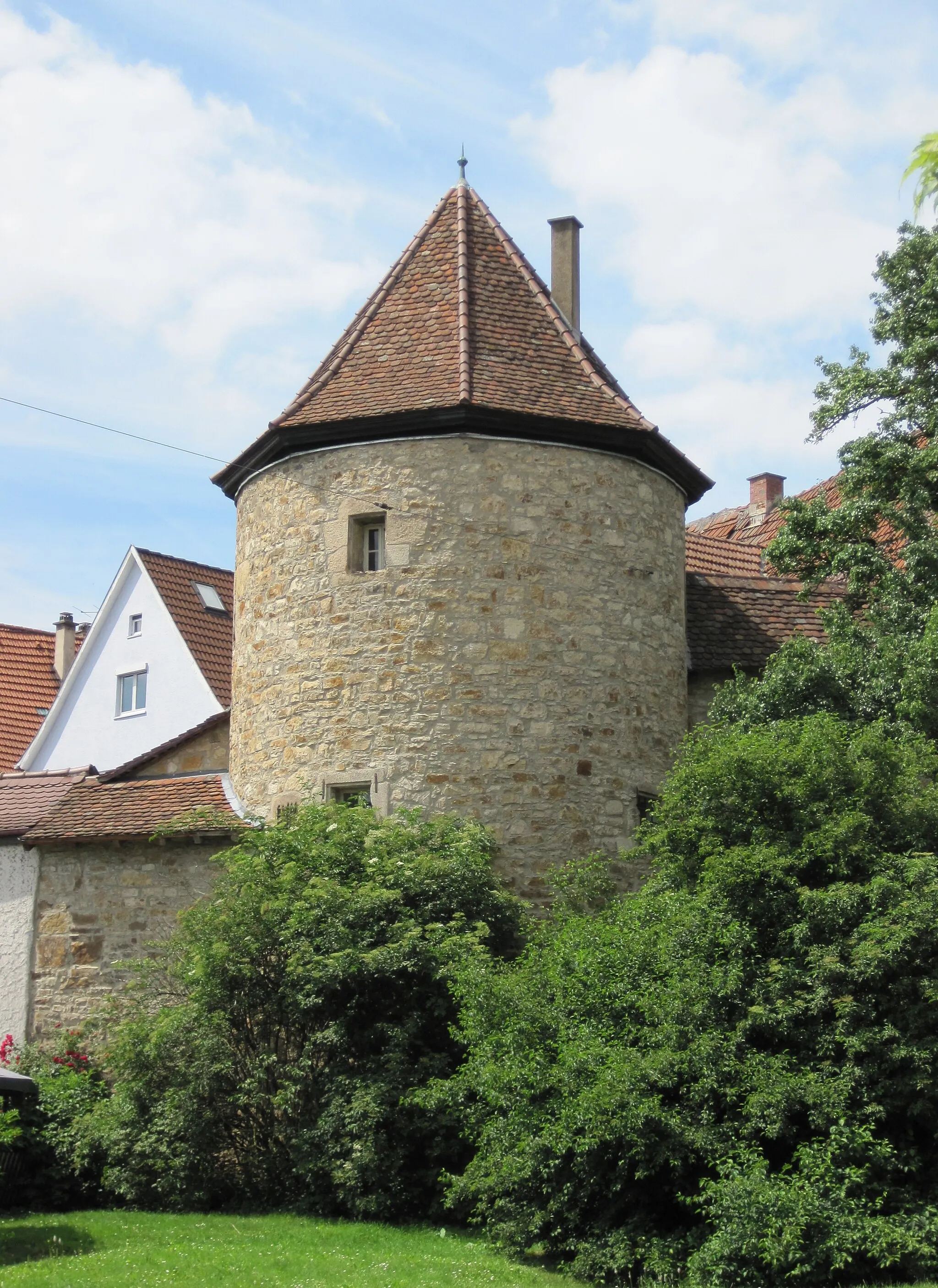 Photo showing: Nürtinger Blockturm. Er sicherte die südöstliche Ecke der 1354 erstmals erwähnten Stadtmauer und beherbergte das Gefängnis. Das dunkle Verlies mit nur einer Deckenöffnung ist heute noch erhalten.