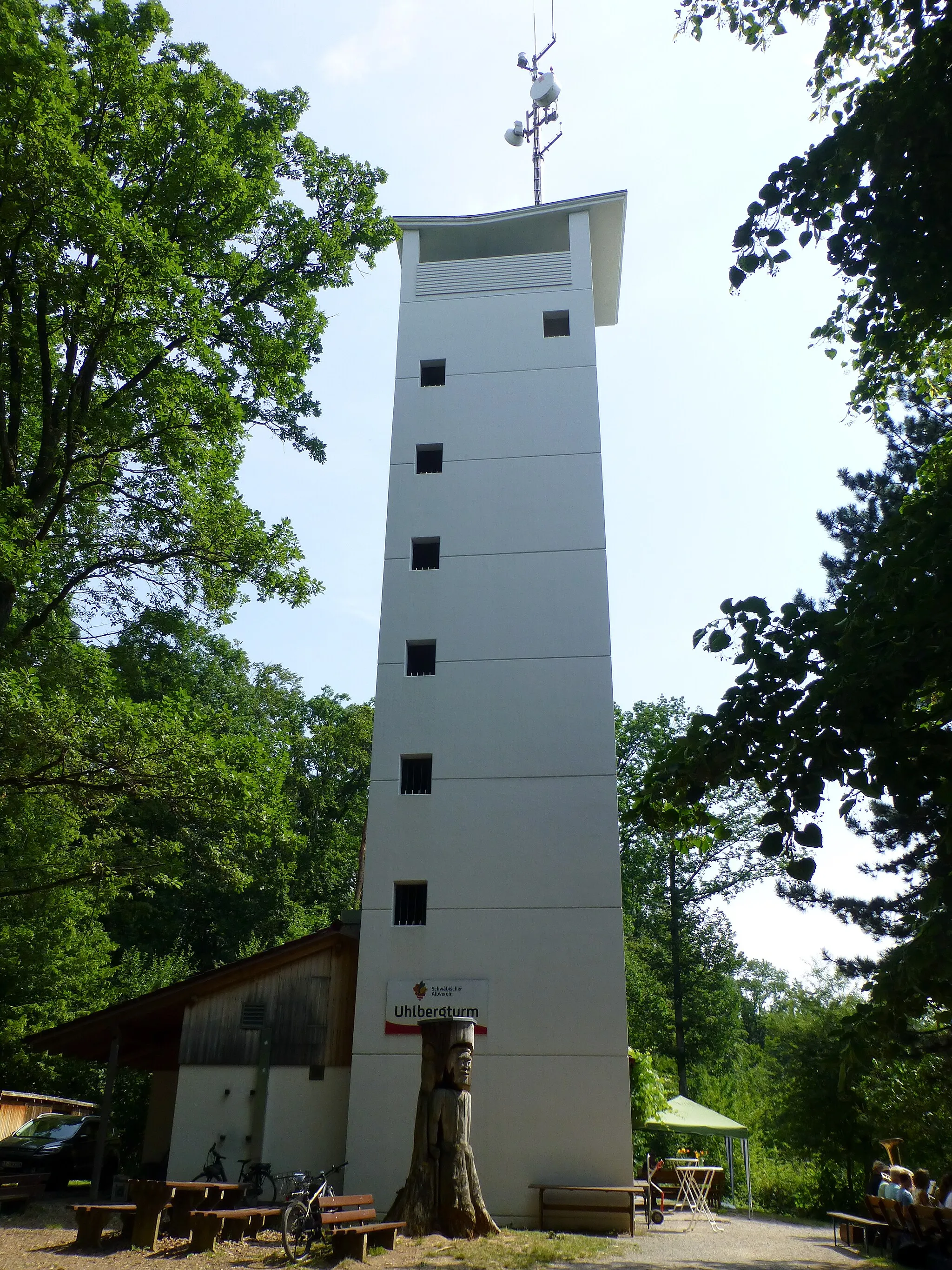 Photo showing: Uhlbergturm; Ansicht der Südwestseite; neben dem Turm eine Holzskulptur, die aus dem verbliebenen Rest eines Baumstammes geschnitzt wurde