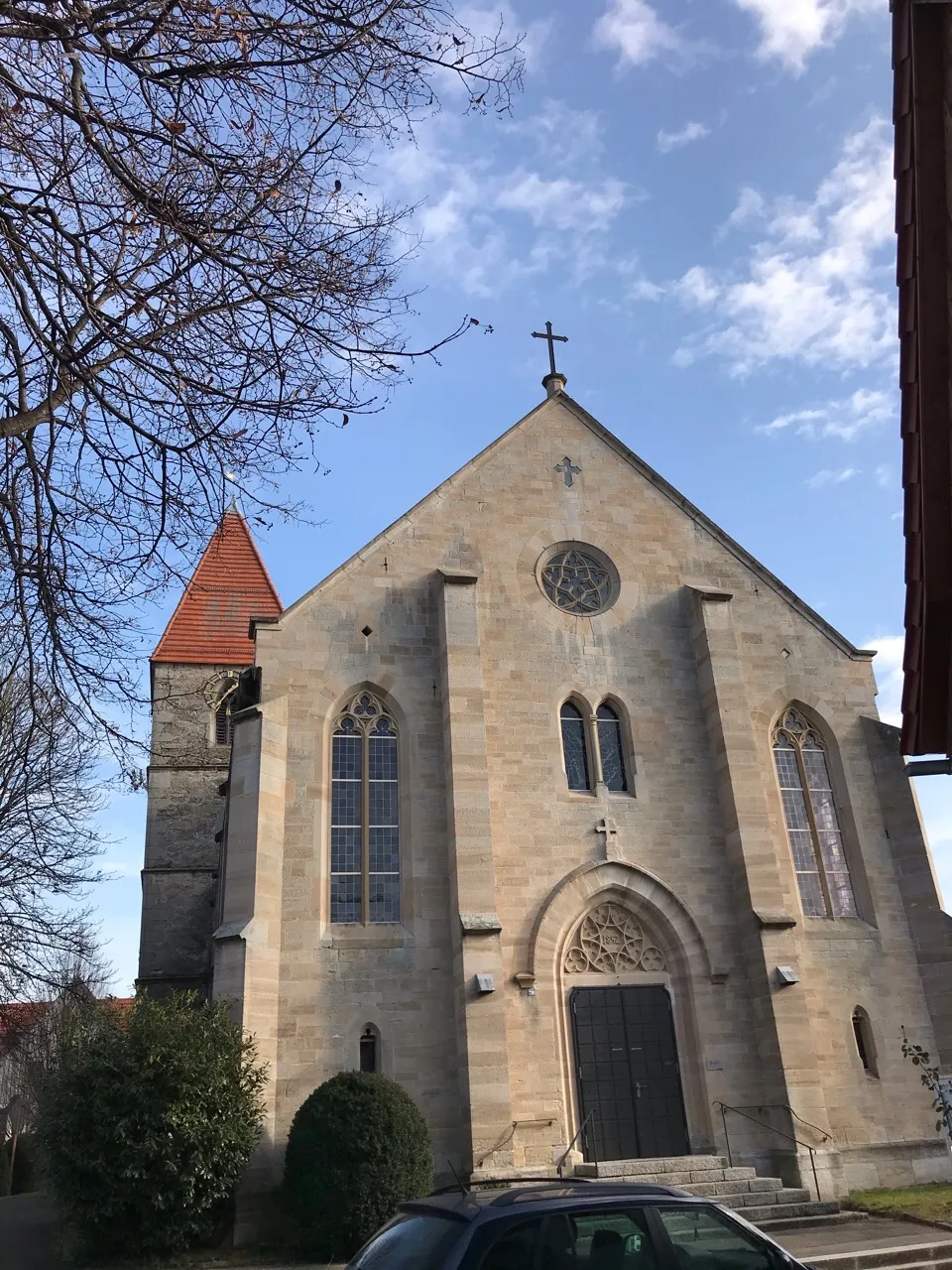 Photo showing: Hirschau, St.-Ägidius-Kirche. Die ursprüngliche Kirche stammt aus dem 15. Jahrhundert. Die jetzige Kirche entstand 1852. Turm ist noch vom Vorgängerbau, er diente als Wehrturm. Die Kirchenfenster stammen von Wilhelm Geyer.
