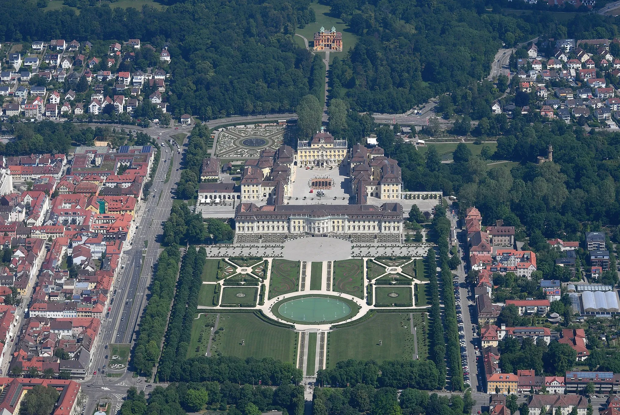 Photo showing: Aerial image of the Ludwigsburg Palace, the palace gardens, and the Schloss Favorite