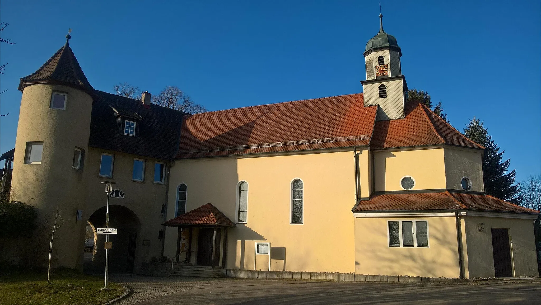 Photo showing: Die katholische Schlosskapelle wurde Mitte des 18. Jahrhunderts an das Torhaus angebaut.