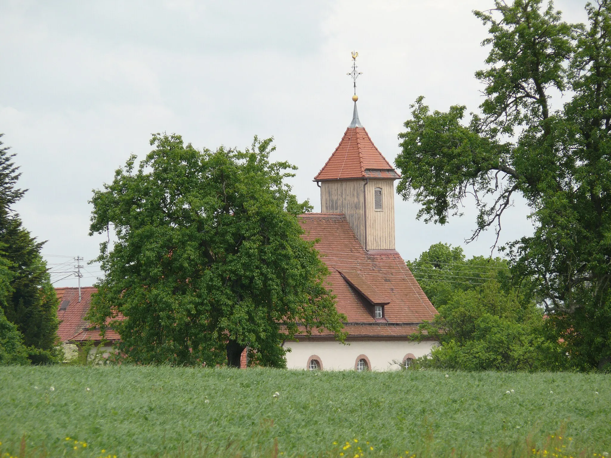Photo showing: View of the protestant church in Monakam (a district of Bad Liebenzell, Germany) from south over the meadows.