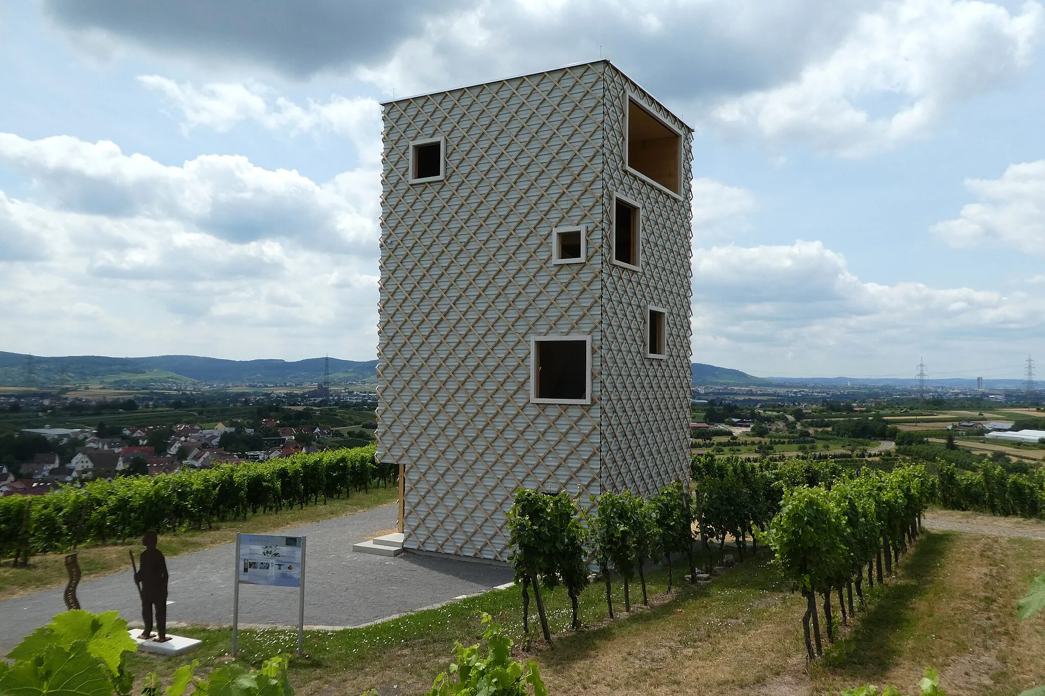 Photo showing: Korb - "Fernsehen in Korb". Das Bauwerk entstand als Station 12 der "16 Stationen" der Remstal-Gartenschau 2019.