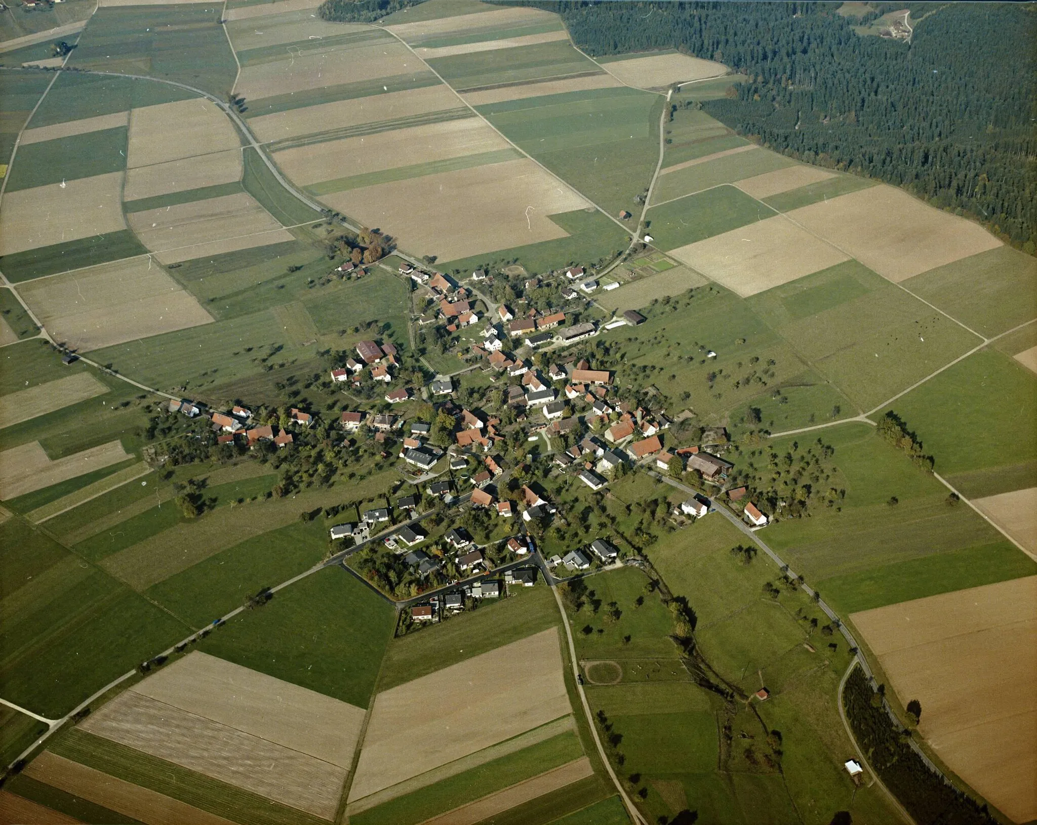 Photo showing: Luftbild von Utzstetten - Staatsarchiv Sigmaringen - Archivalieneinheit N 1/96 T 1 Nr. 590
