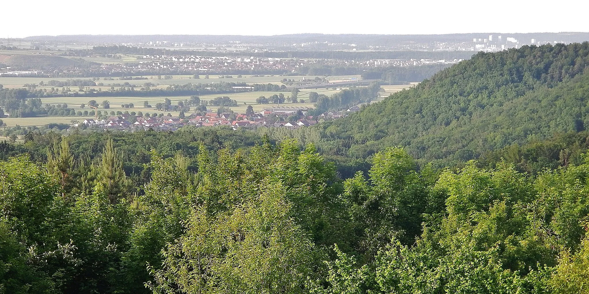 Photo showing: Ausblick von der ehemaligen Deponie Stellberg in der Nähe des Naturfreundehauses bei Herrenberg in Richtung Nordwesten über Rohrau bis nach Sindelfingen