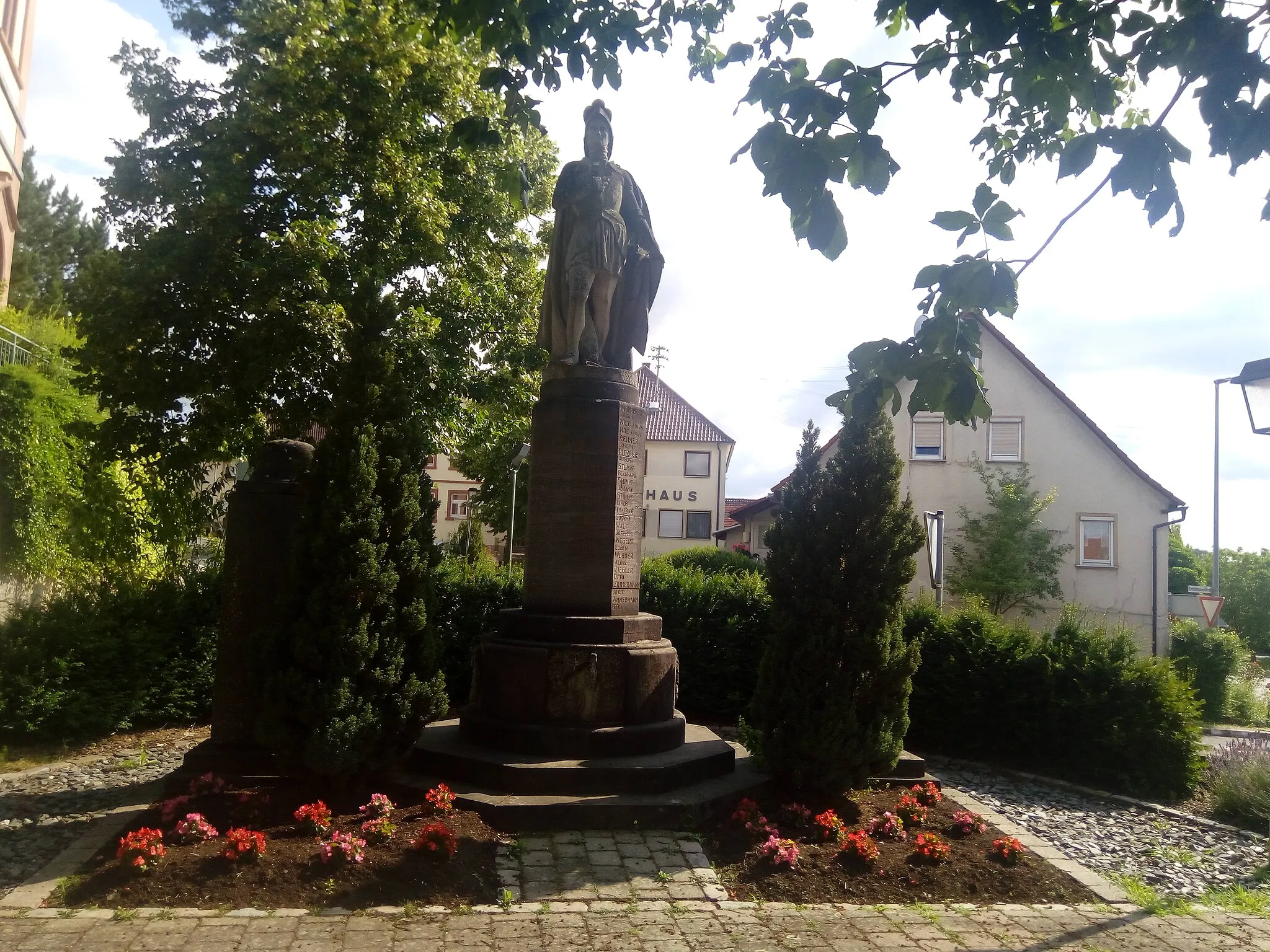 Photo showing: Kriegerdenkmal Berolzheim, mittlerer Teil WW1, beide Außenstelen WW2