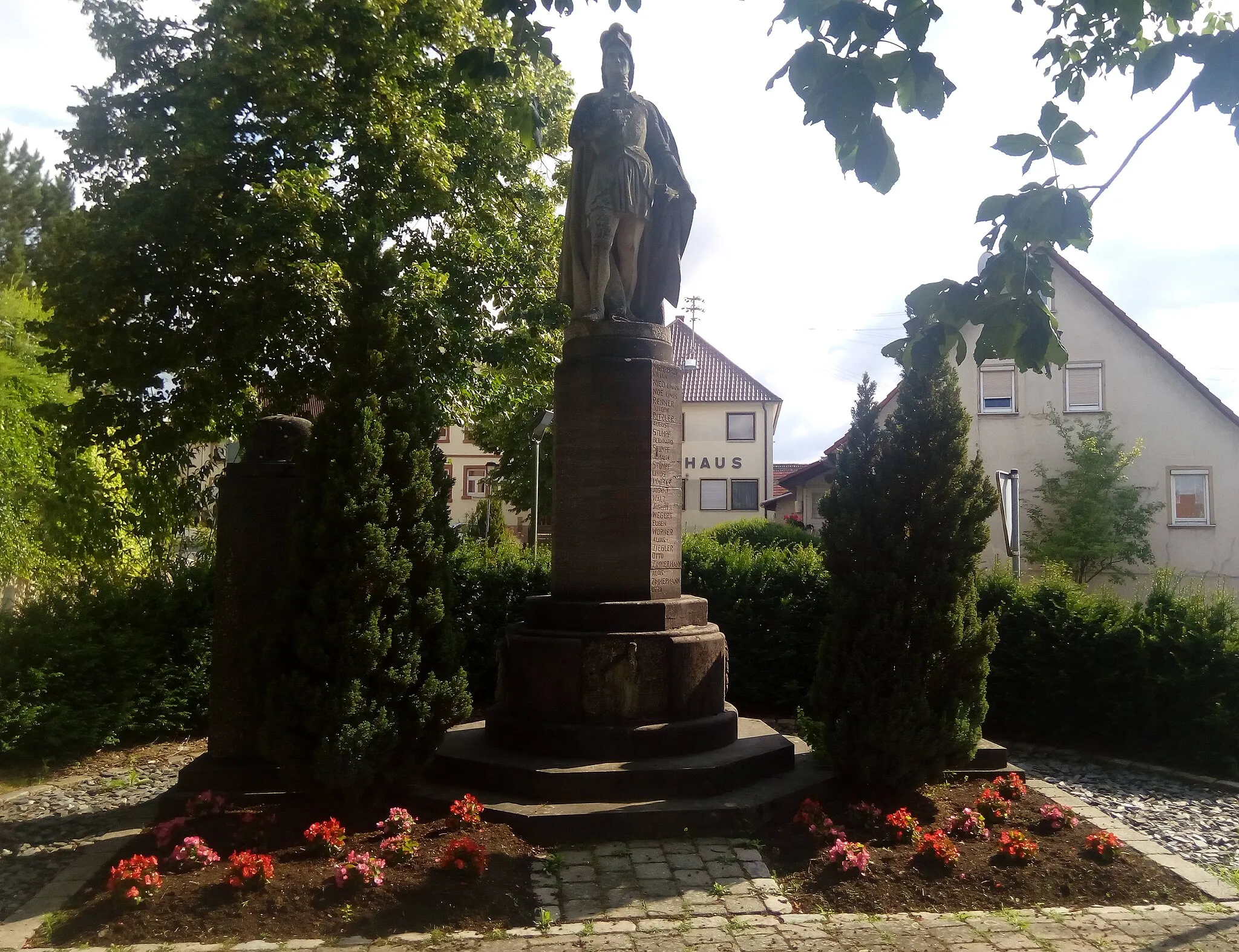 Photo showing: Kriegerdenkmal Berolzheim, mittlerer Teil WW1, beide Außenstelen WW2