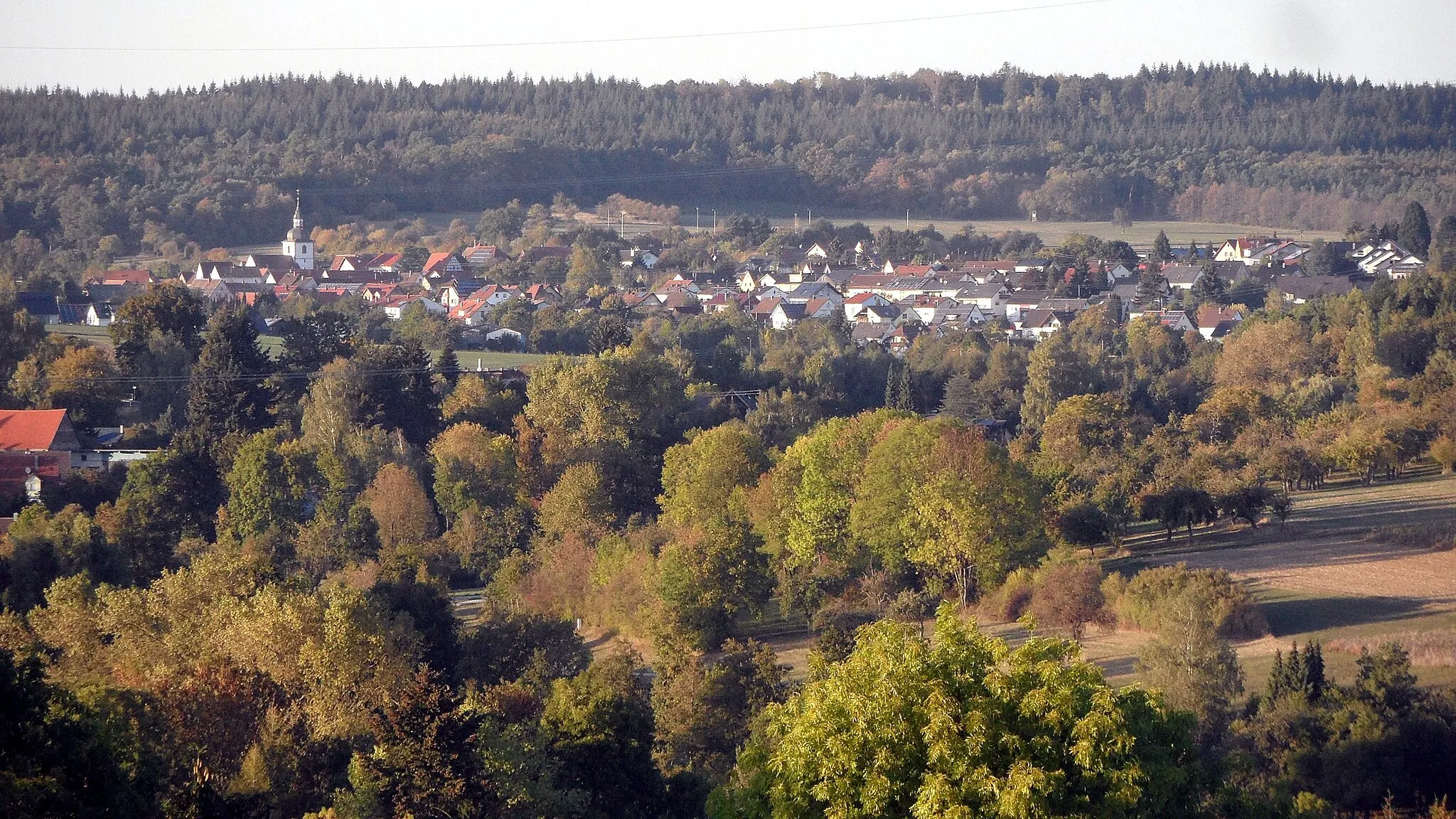Photo showing: Großeicholzheim: Ansicht aus Süden entlang dem oberen Schefflenztal, von Wart bei Oberschefflenz (ca. 3 km entfernt); September 2018