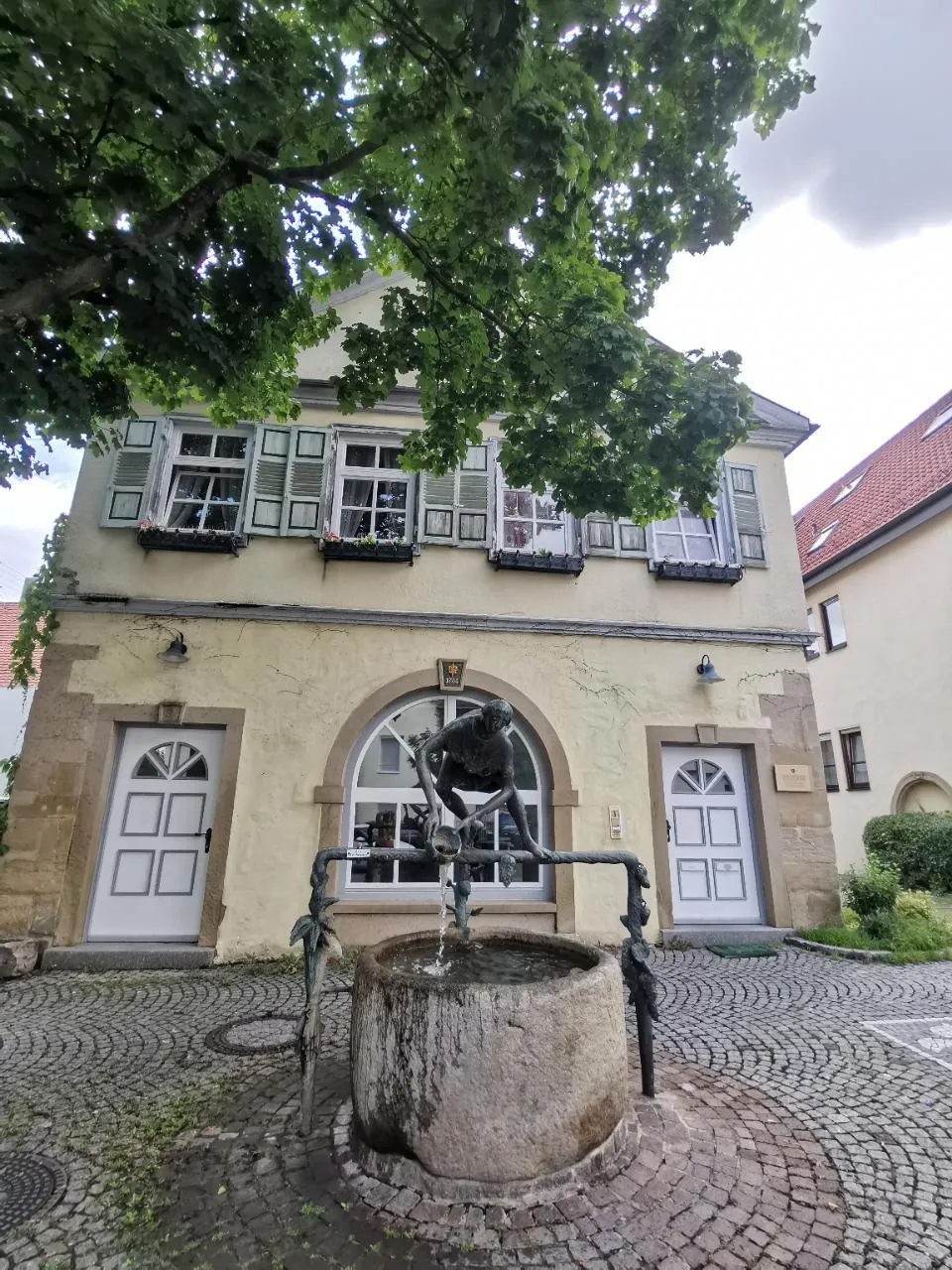 Photo showing: Anstelle eines früheren Rathauses 1781 erbaut.