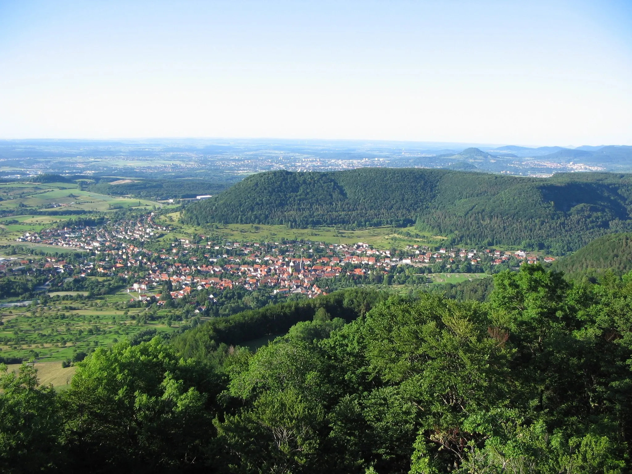 Photo showing: View from Rossberg-Tower onto Gönningen. Behind that you see the "Stöffelberg" and behind that you see Reutlingen and the "Achalm".
