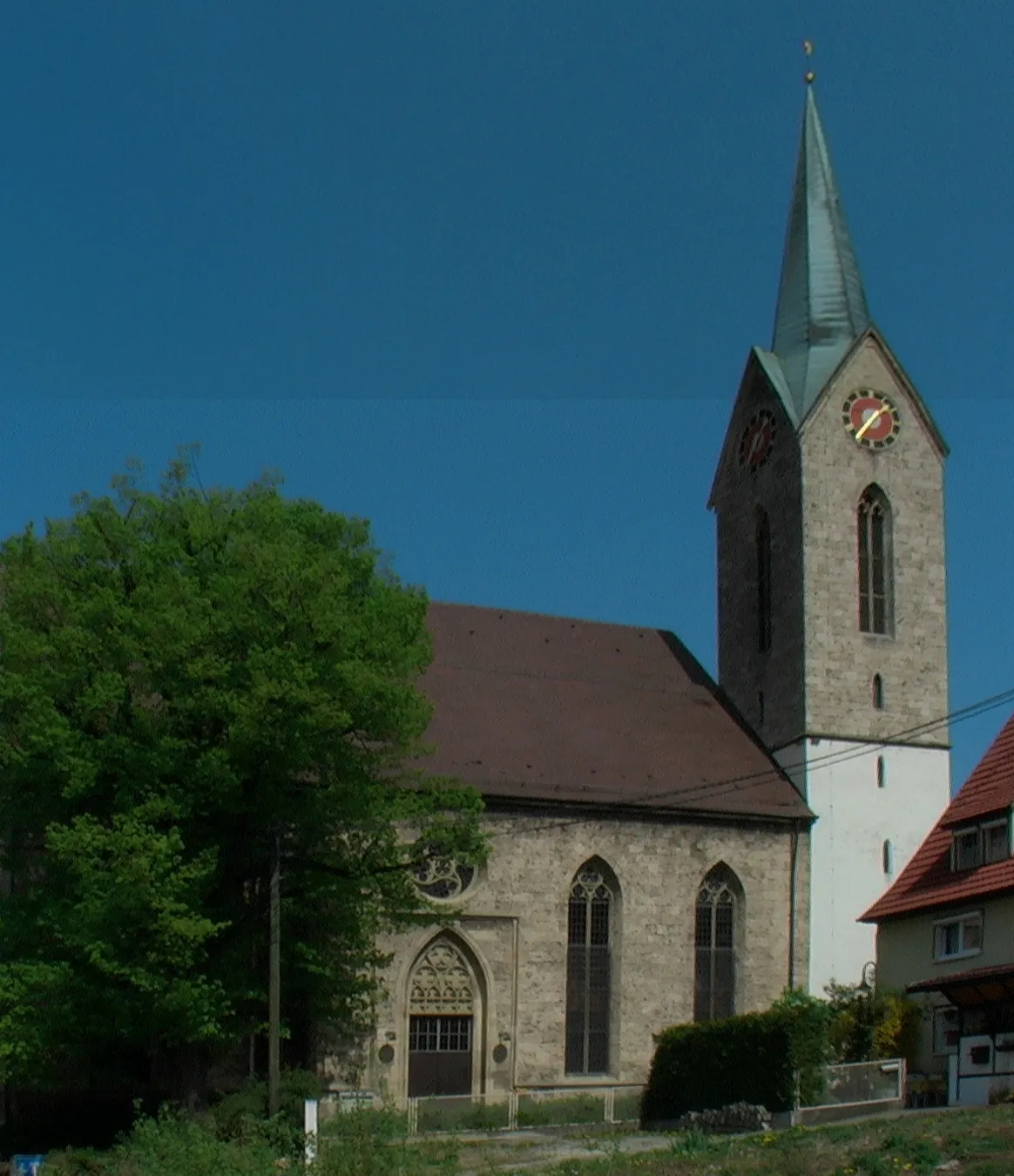 Photo showing: Die evangelische Kirche St. Peter und Paul in Gönningen bei Reutlingen ist ein hochromanischer Bau aus dem 12 . Jahrhundert. Die schmalen Fenster des Turms wurden als wehrhafte Schießscharten angelegt