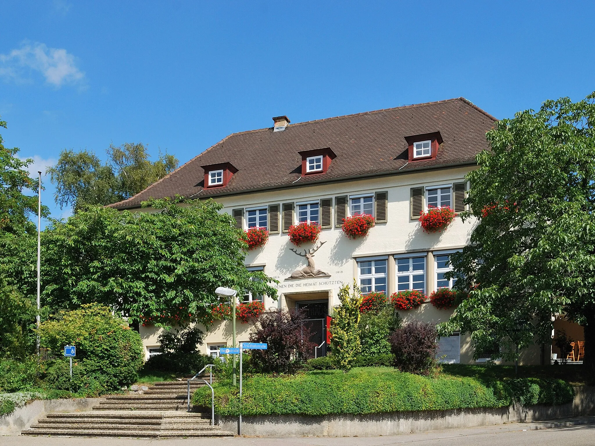Photo showing: The municipal hall in Hirschlanden in Baden-Württemberg, Germany. The house was built in 1930 as a schoolhouse and an apartment for teacher. It was reconstructed in 1966 and it is used since then as the municipal hall.