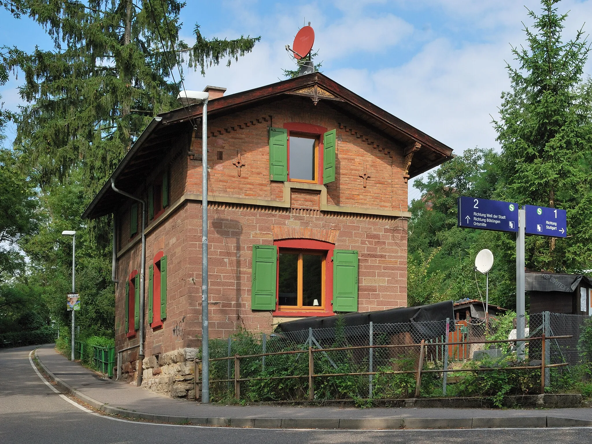 Photo showing: The former railway building in Höfingen in the German Federal State Baden-Württemberg.