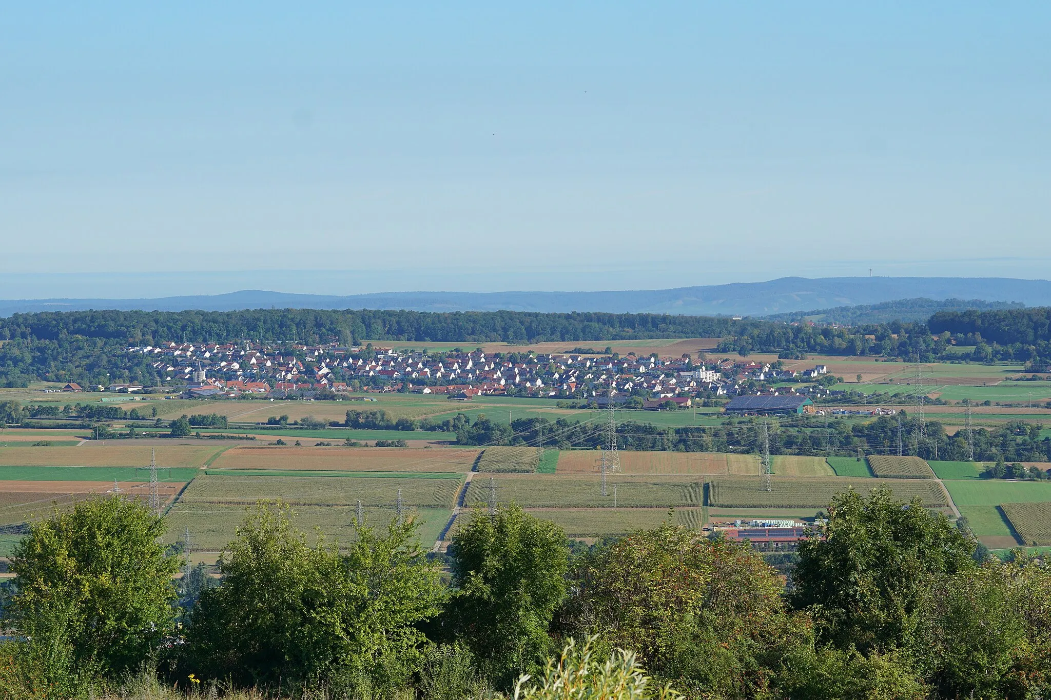 Photo showing: Ansicht von Gebersheim vom Eltinger Blick aus. Links Auferstehungskirche eingerüstet.